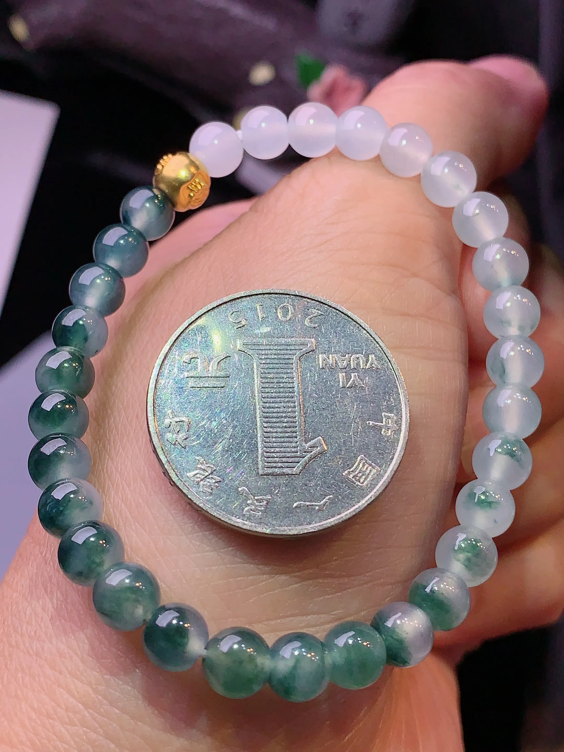 冰种圆珠吊坠 玉质细腻 色泽清新艳丽 整体尺寸5.8