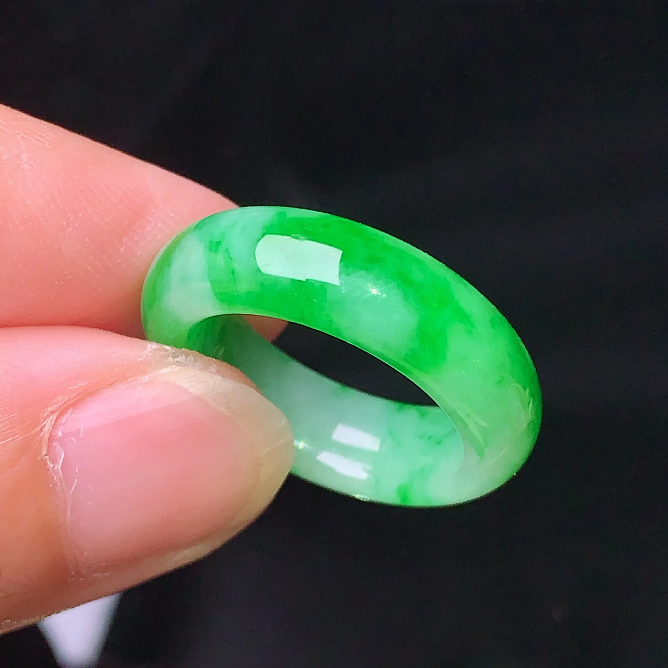 翠绿平安环吊坠 玉质细腻 色泽清新艳丽 圈口9 整体尺寸22.8*6*4