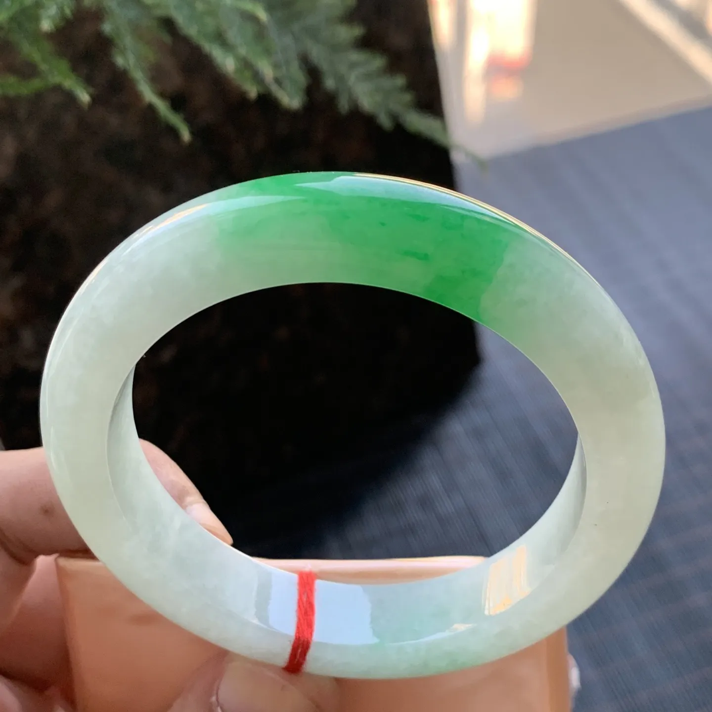 正圈冰糯阳绿 无瑕 尺寸:57.1/12.4/9.7 色好 大圈口