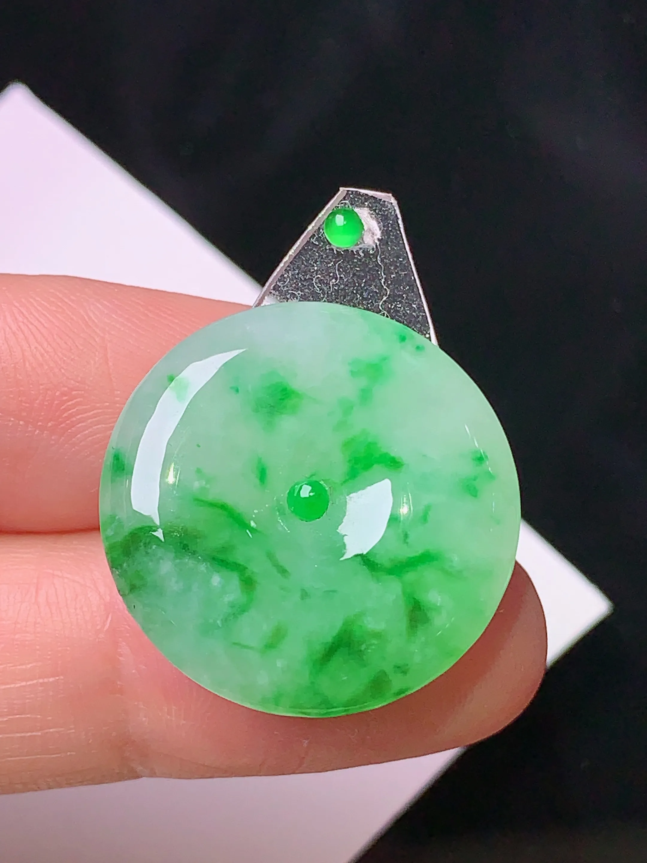 镶嵌款 飘绿平安扣吊坠 玉质细腻 色泽清新艳丽 整体尺寸22.5*4.6