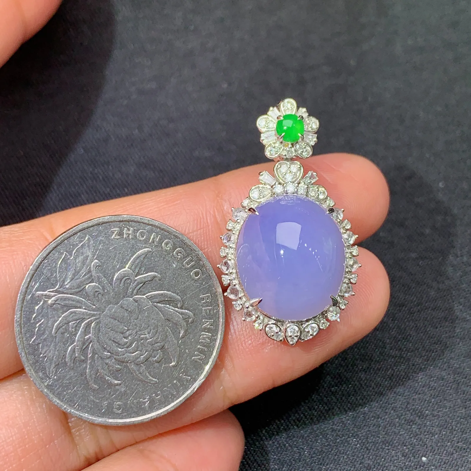 紫罗兰蛋面吊坠，18k金镶嵌，颜色鲜艳，温润细腻 尺寸29.7*17.1*11.1