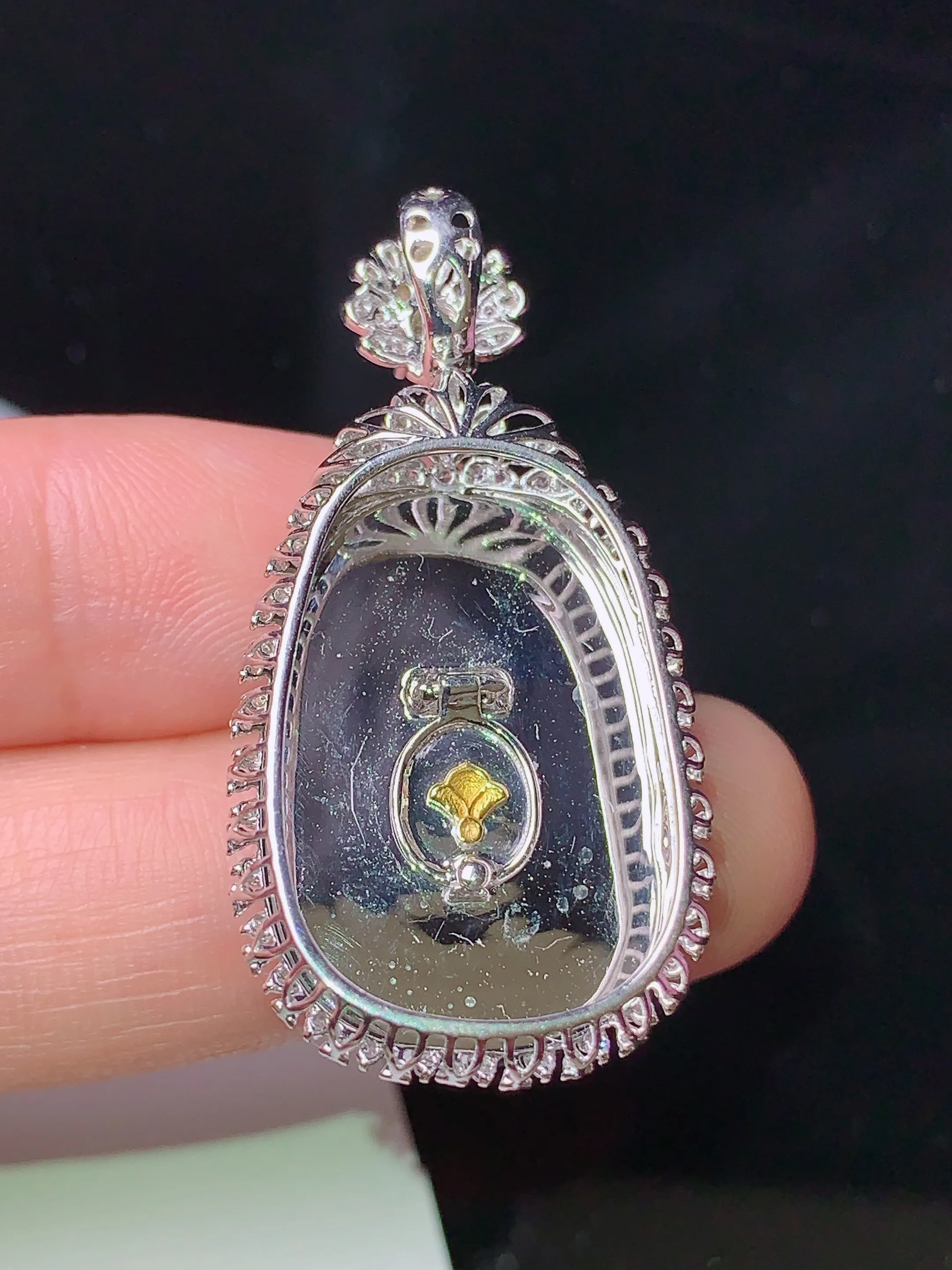 18k金钻镶嵌翠绿如意吊坠 玉质细腻 色泽清新艳丽 整体尺寸38.5*19.3*9