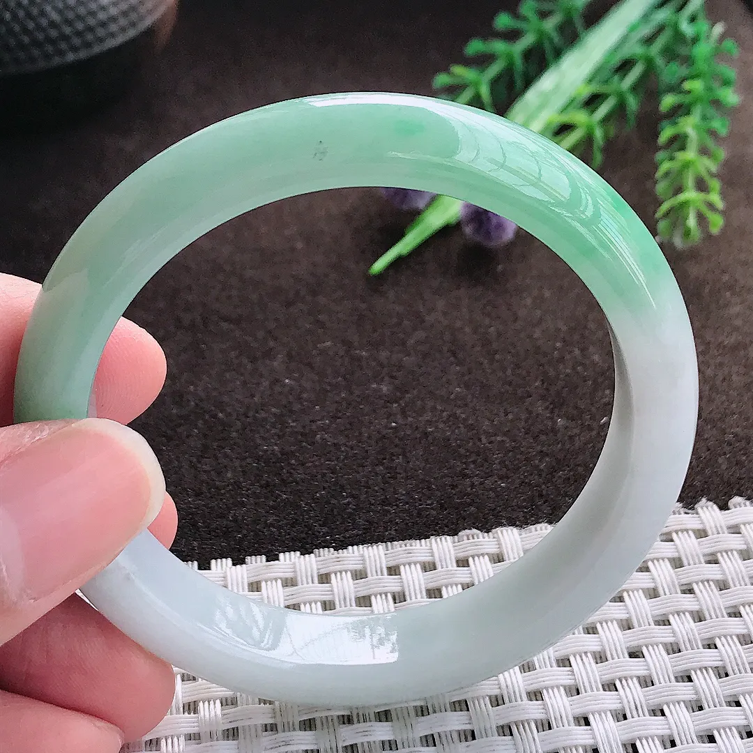 天然a货翡翠53/11.1/7.5老坑精美冰润飘绿手镯宽边翡翠玉手镯