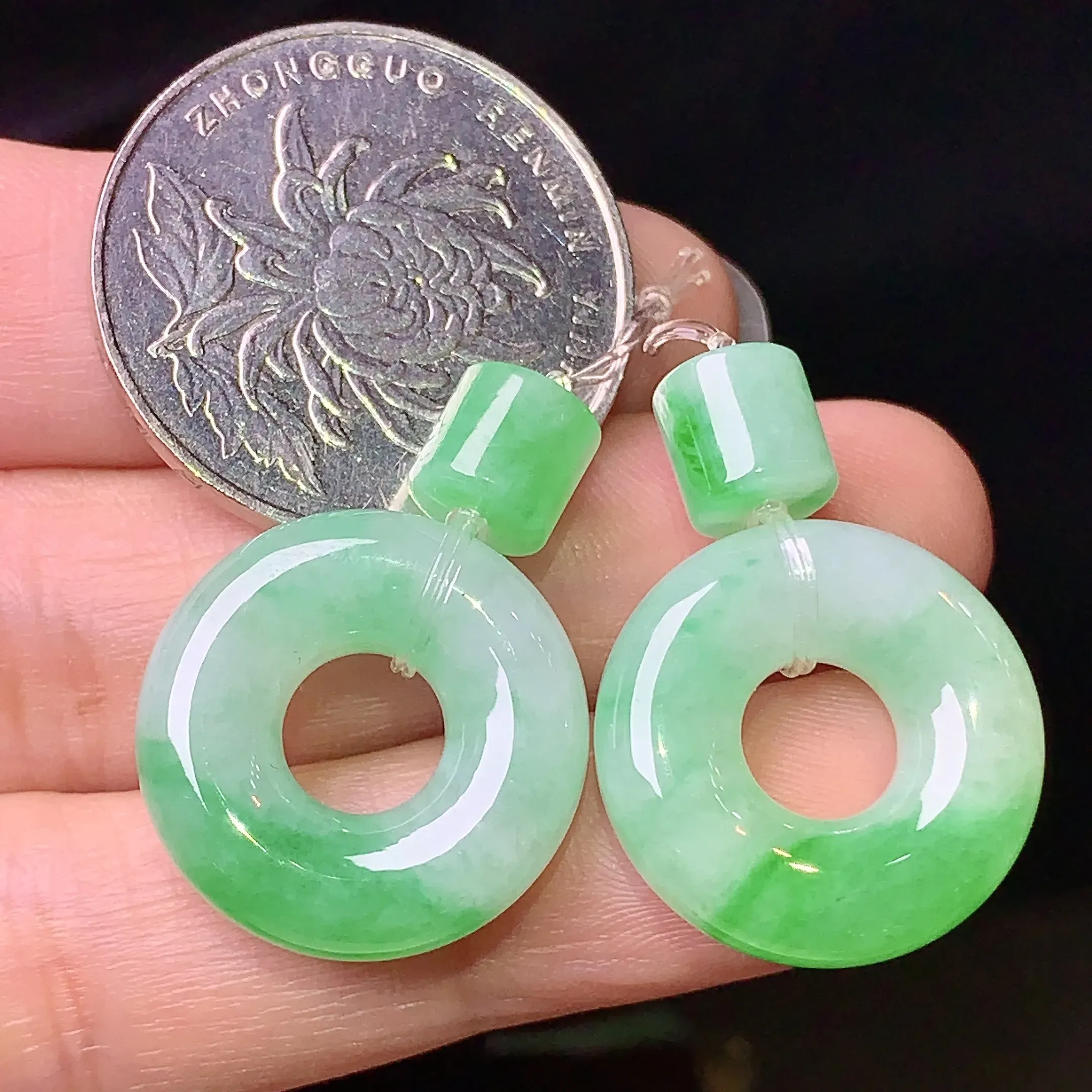 飘绿平安环一对 玉质细腻 色泽清新艳丽 整体尺寸19.2*6