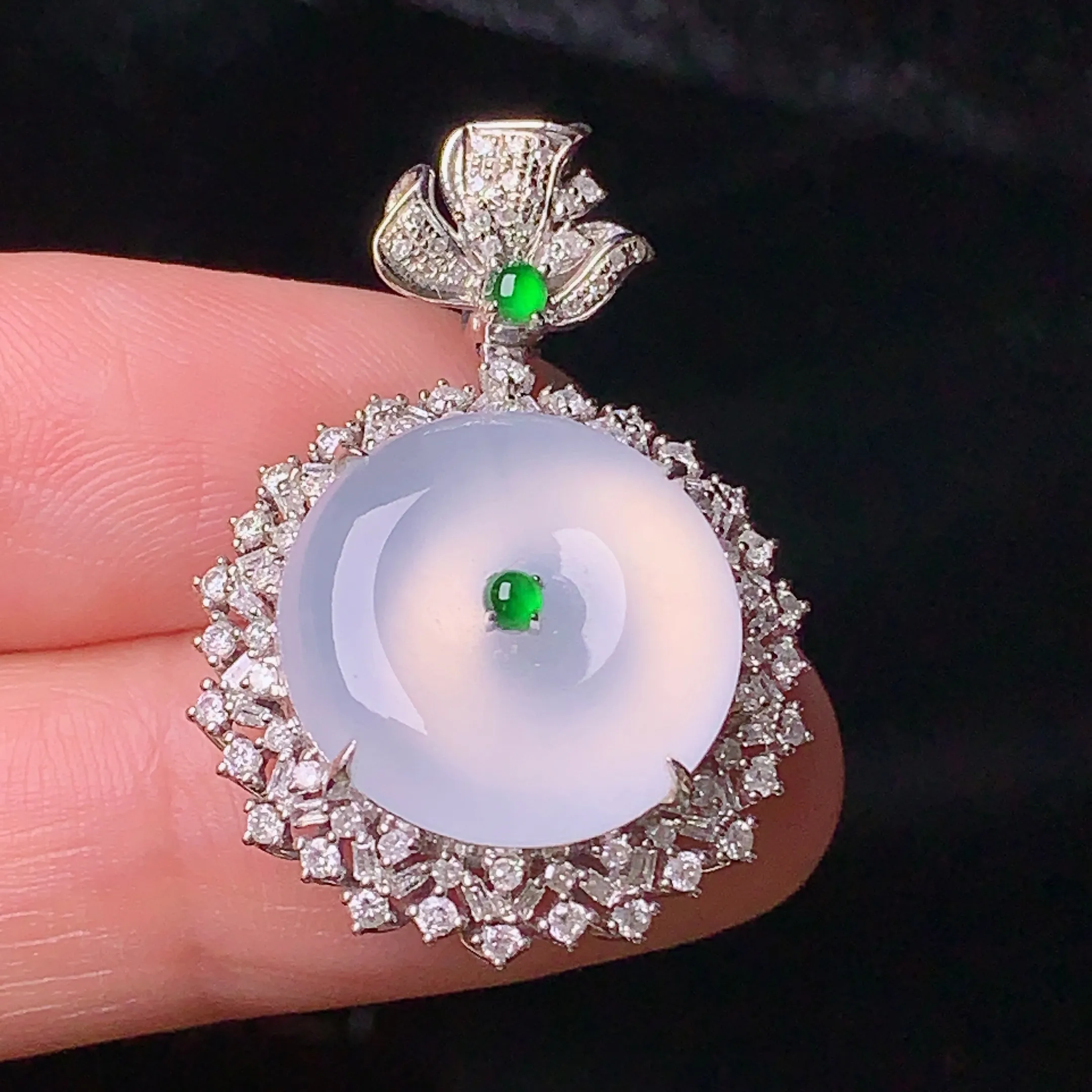 18k金钻镶嵌冰种平安扣吊坠 玉质细腻 色泽清新艳丽 整体尺寸30.8*22*9.2