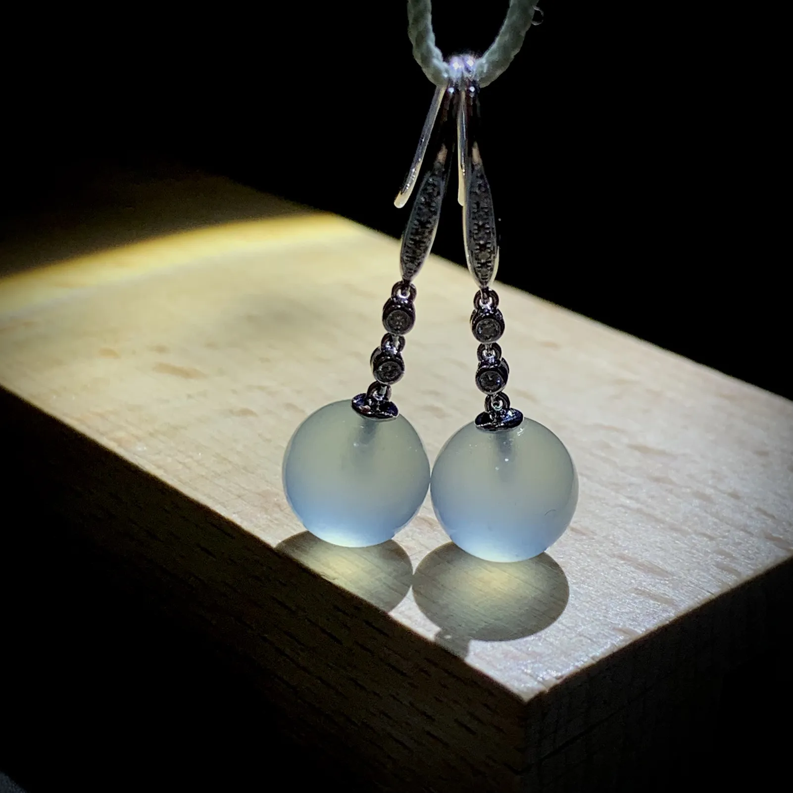 冰种翡翠珠子耳坠，直径9.5mm，
18K金，南非钻，一对4.32g，