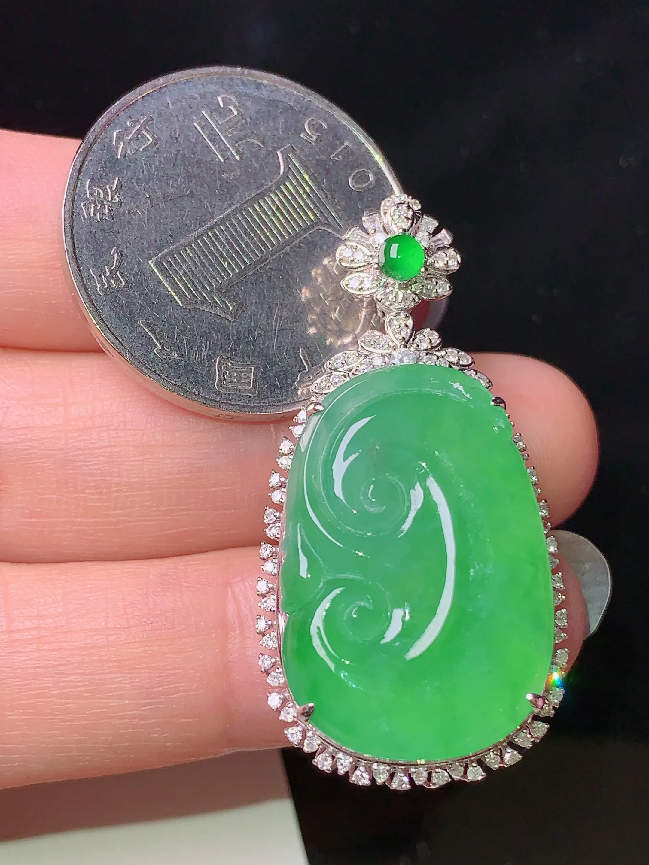 18k金钻镶嵌翠绿如意吊坠 玉质细腻 色泽清新艳丽 整体尺寸38.5*19.3*9
