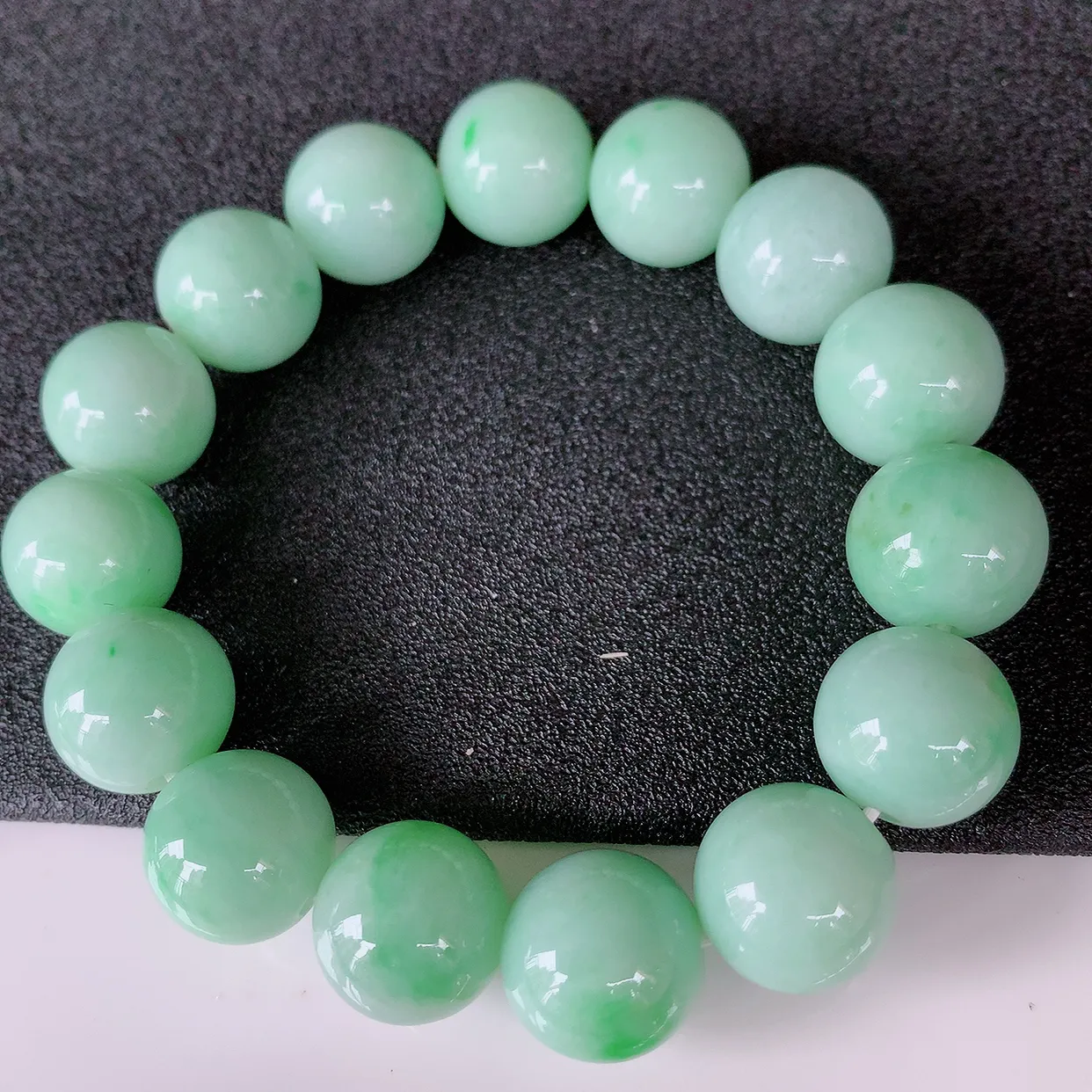 自然光实拍，冰润飘绿翡翠手串，种老水足，冰清玉润  颜色漂亮  #001.1取一尺寸13.5