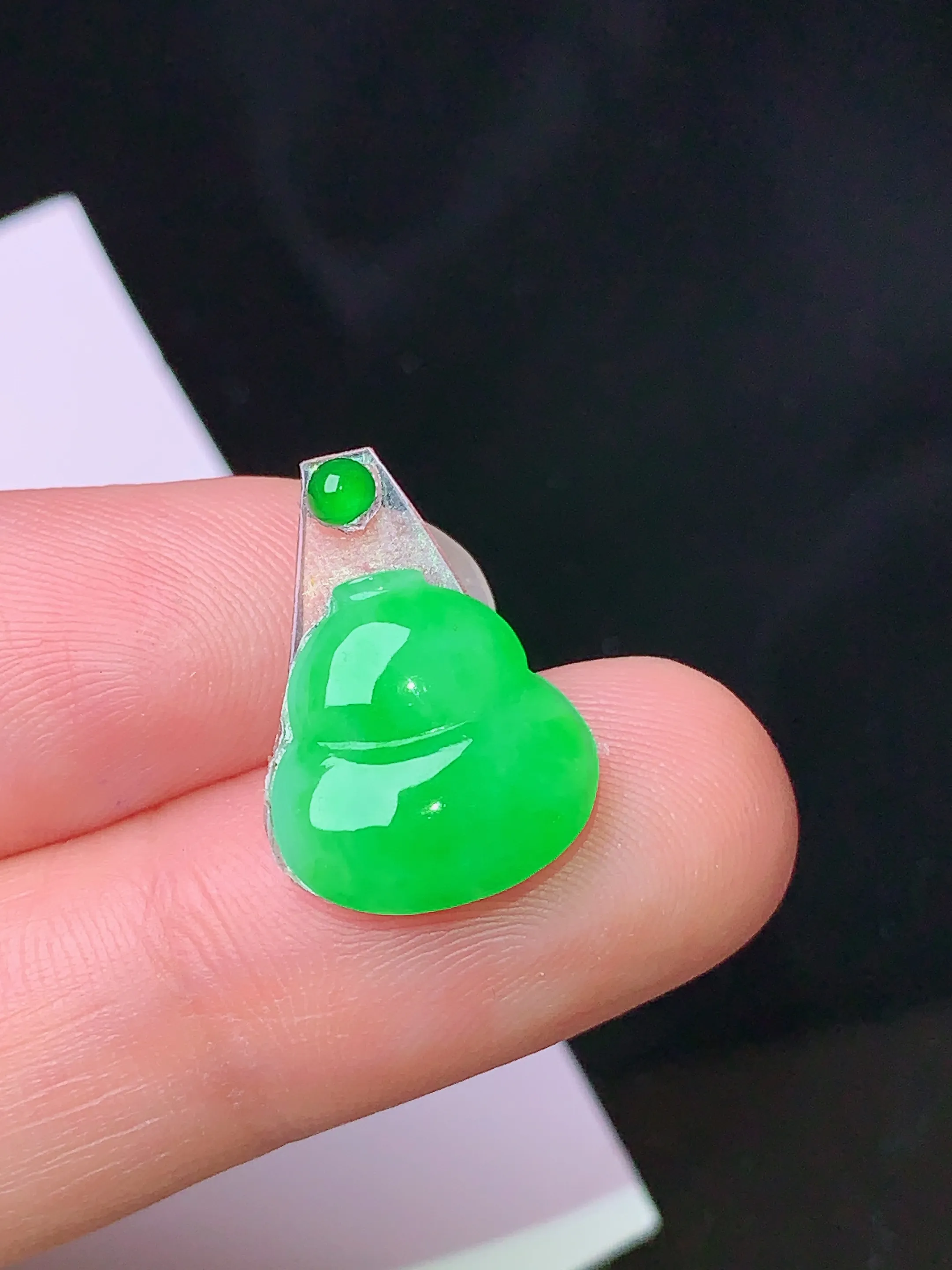 镶嵌款 翠绿葫芦吊坠 玉质细腻 色泽清新艳丽 整体尺寸12.8*12*2.3