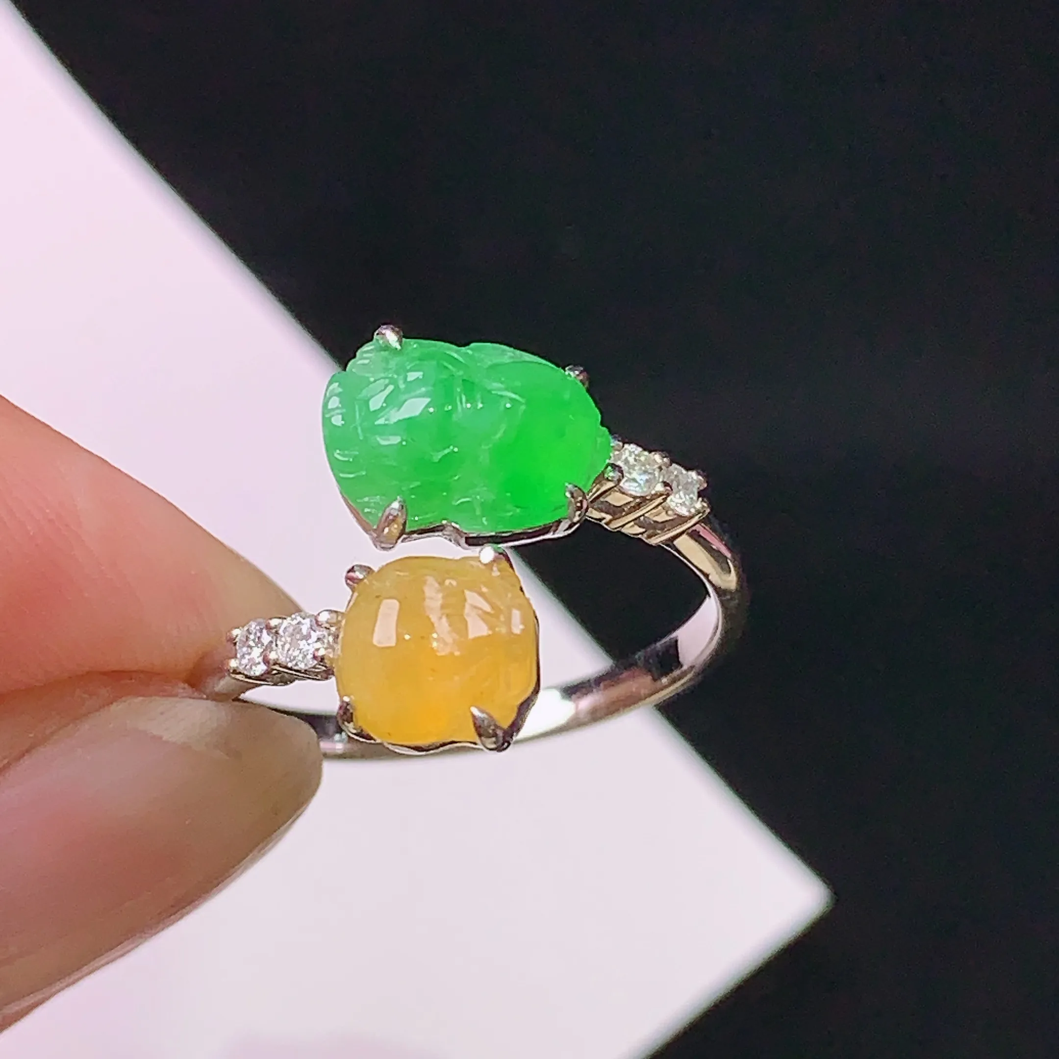 18k金钻镶嵌黄绿戒指 玉质细腻 色泽清新艳丽 圈口12.5 裸石尺寸8.6*5.8*3