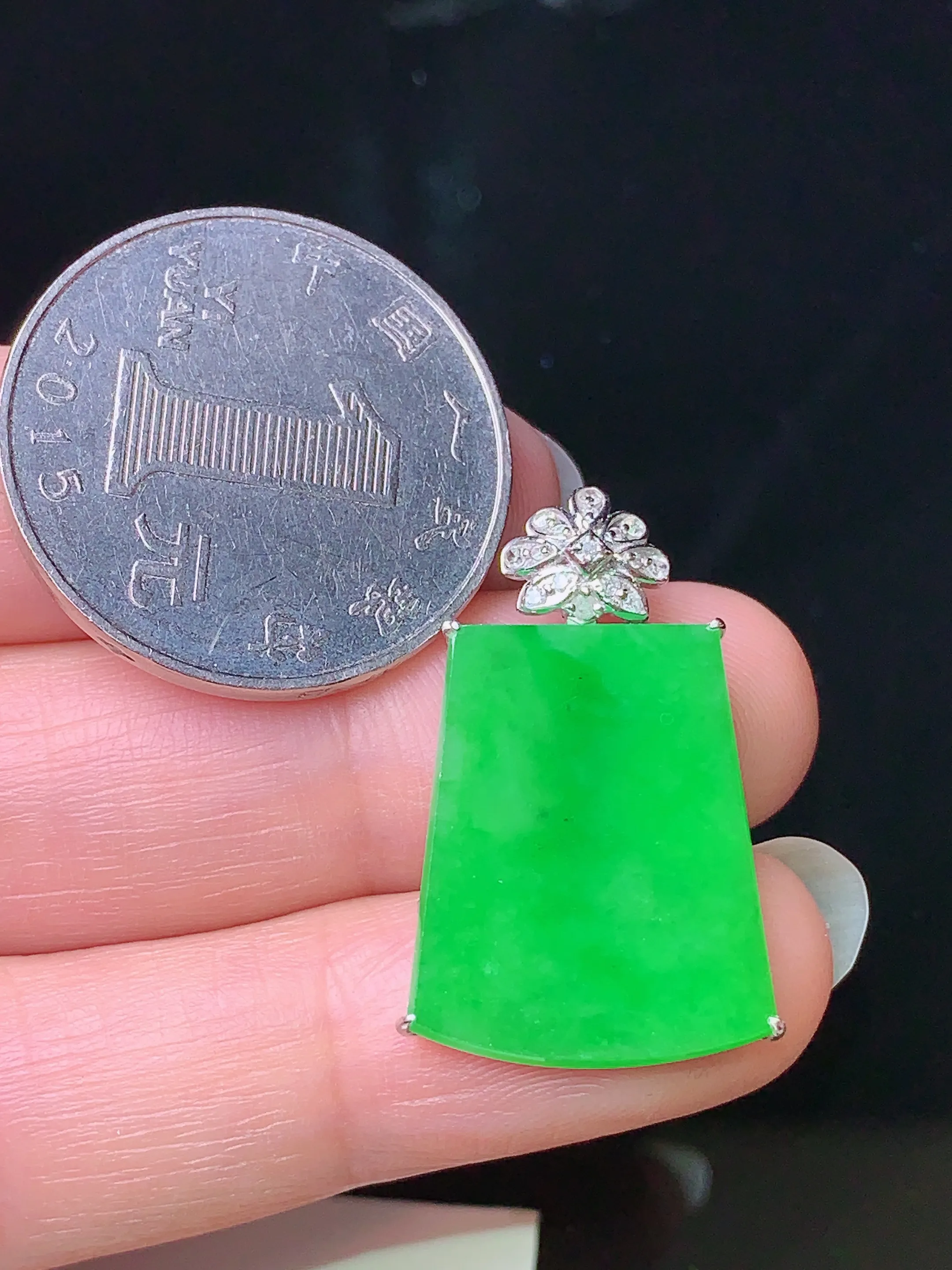 18k金钻镶嵌满绿无事牌吊坠 玉质细腻 色泽清新艳丽 整体尺寸27.7*15.5*3.7