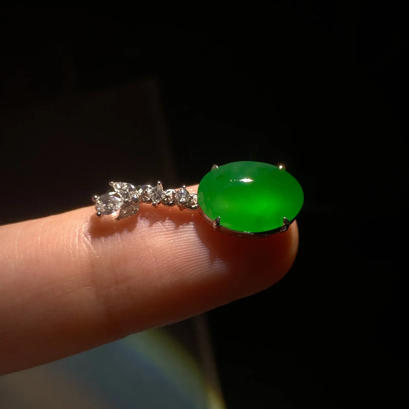 绿蛋面吊坠，
裸石12.5-9.5-4mm，
整体24.5-9.5-6mm，2.42g，
18K金，南非钻，