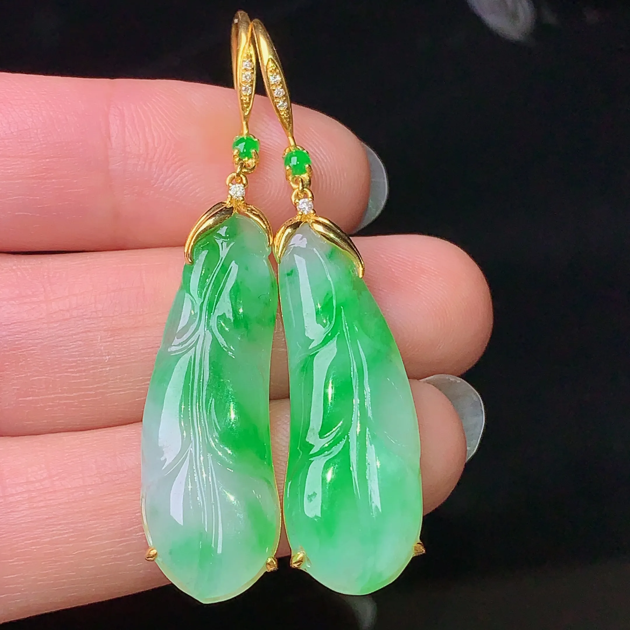 18k金钻镶嵌翠绿白菜耳坠 玉质细腻 色泽清新艳丽 整体尺寸49.2*11*3.7