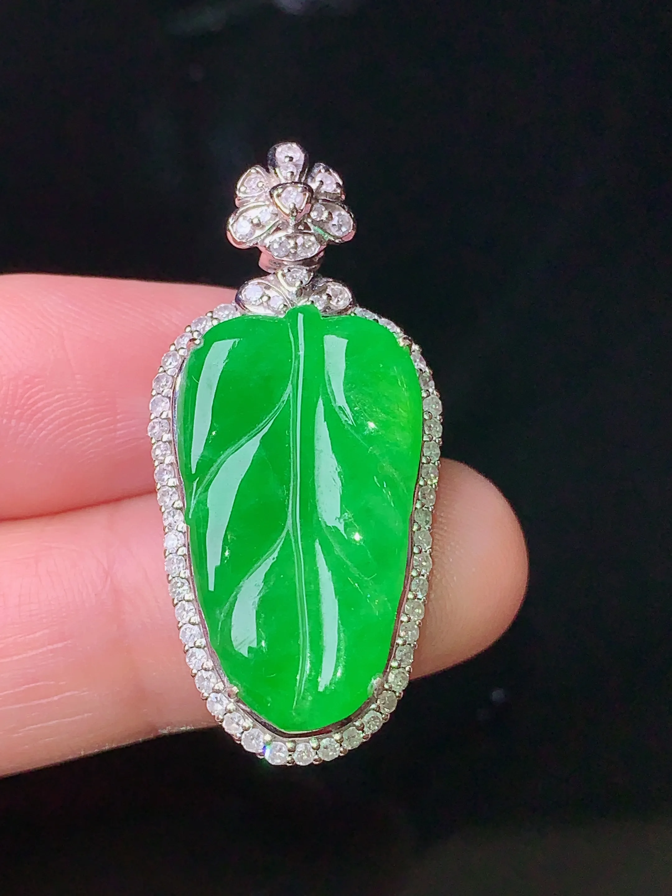 18k金钻镶嵌满绿树叶吊坠 玉质细腻 色泽清新艳丽 整体尺寸35.8*16.7*7.5