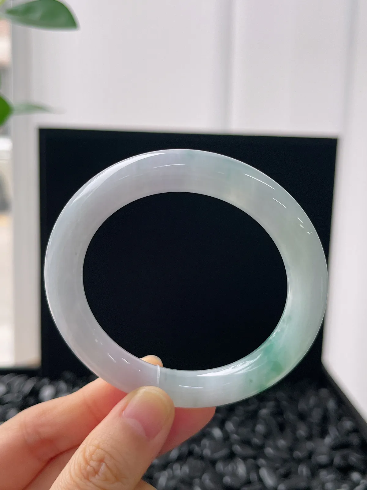 圆镯52.7圈口，翡翠冰糯种飘绿手镯