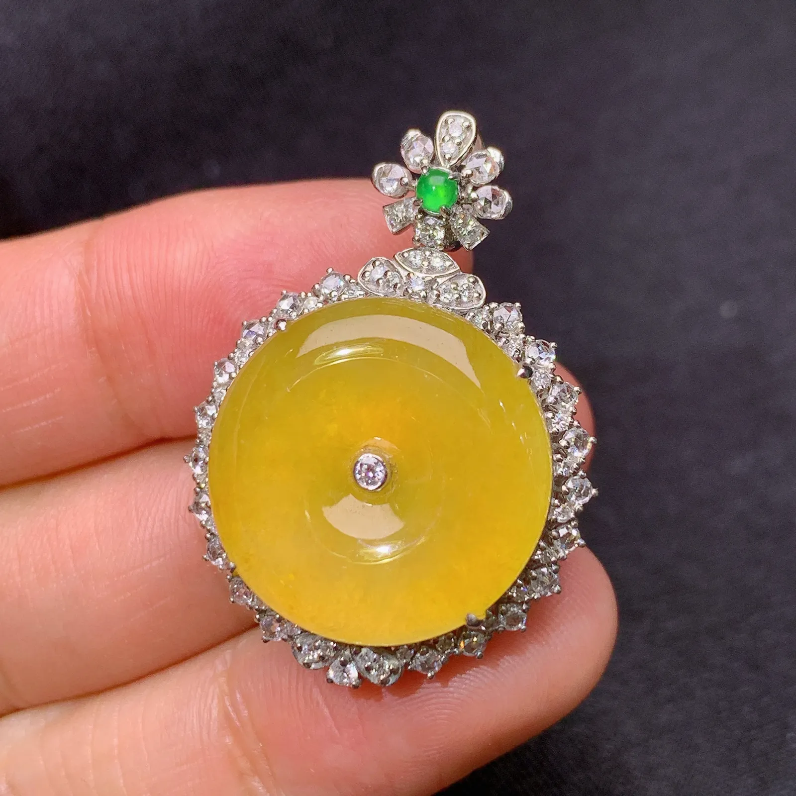 冰黄翡平安扣吊坠，18k金镶嵌，色泽鲜艳靓丽，水色超佳 尺寸33*23.6*9.6