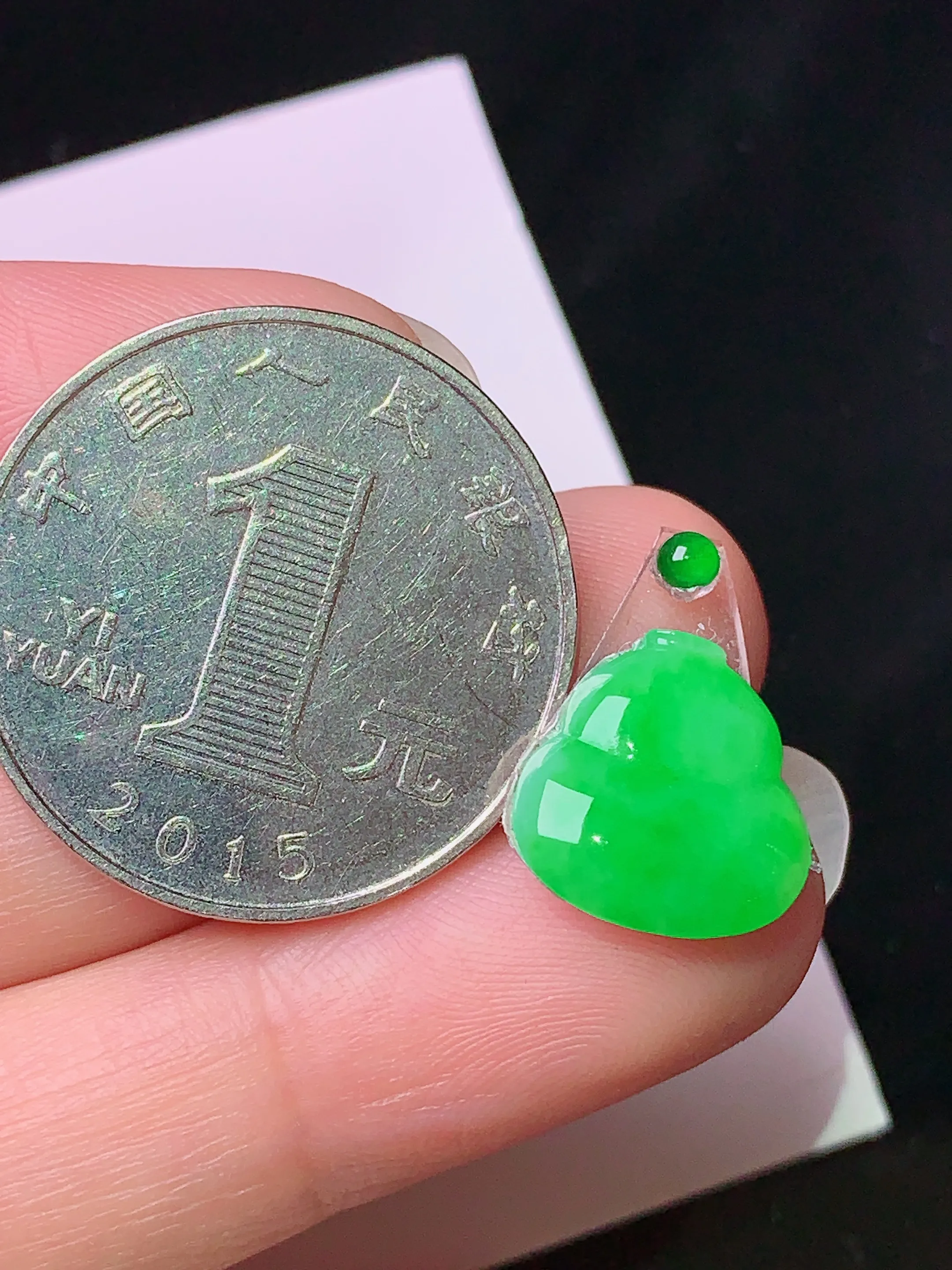 镶嵌款 翠绿葫芦吊坠 玉质细腻 色泽清新艳丽 整体尺寸12.8*12*2.3