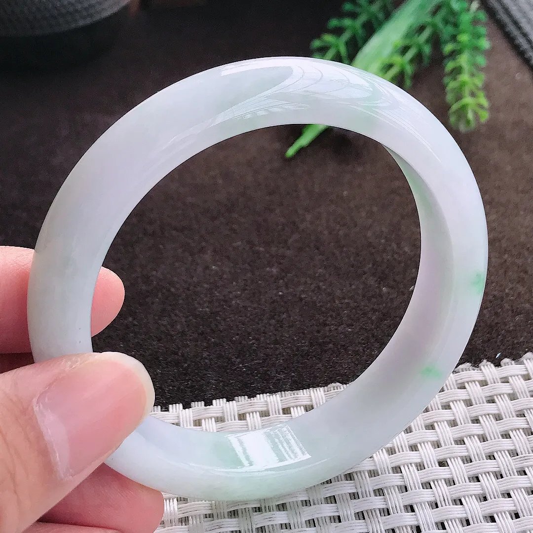 天然a货翡翠57.8/13.3/8.2老坑精美温润飘绿手镯宽边翡翠玉手镯