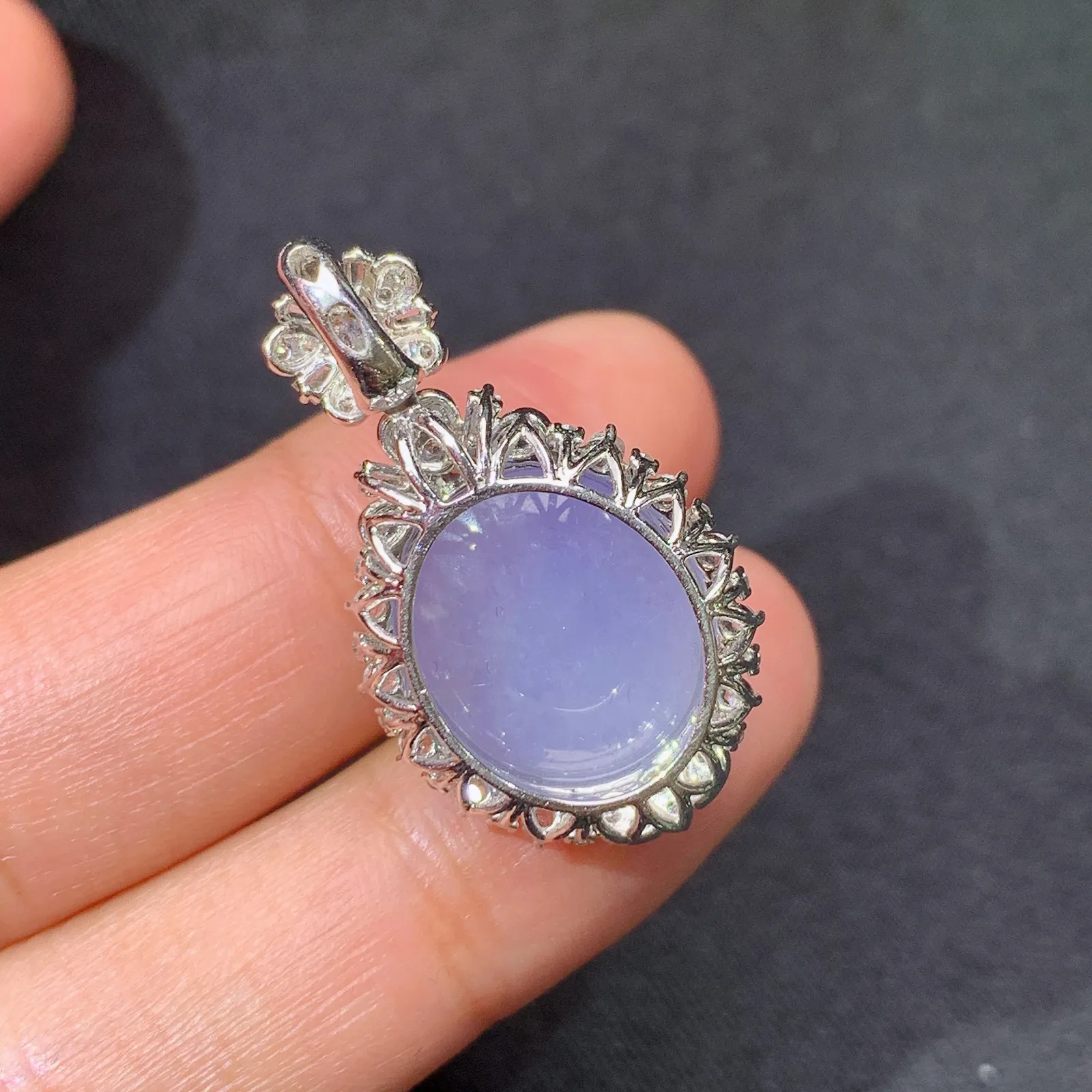 紫罗兰蛋面吊坠，18k金镶嵌，颜色鲜艳，温润细腻 尺寸29.7*17.1*11.1