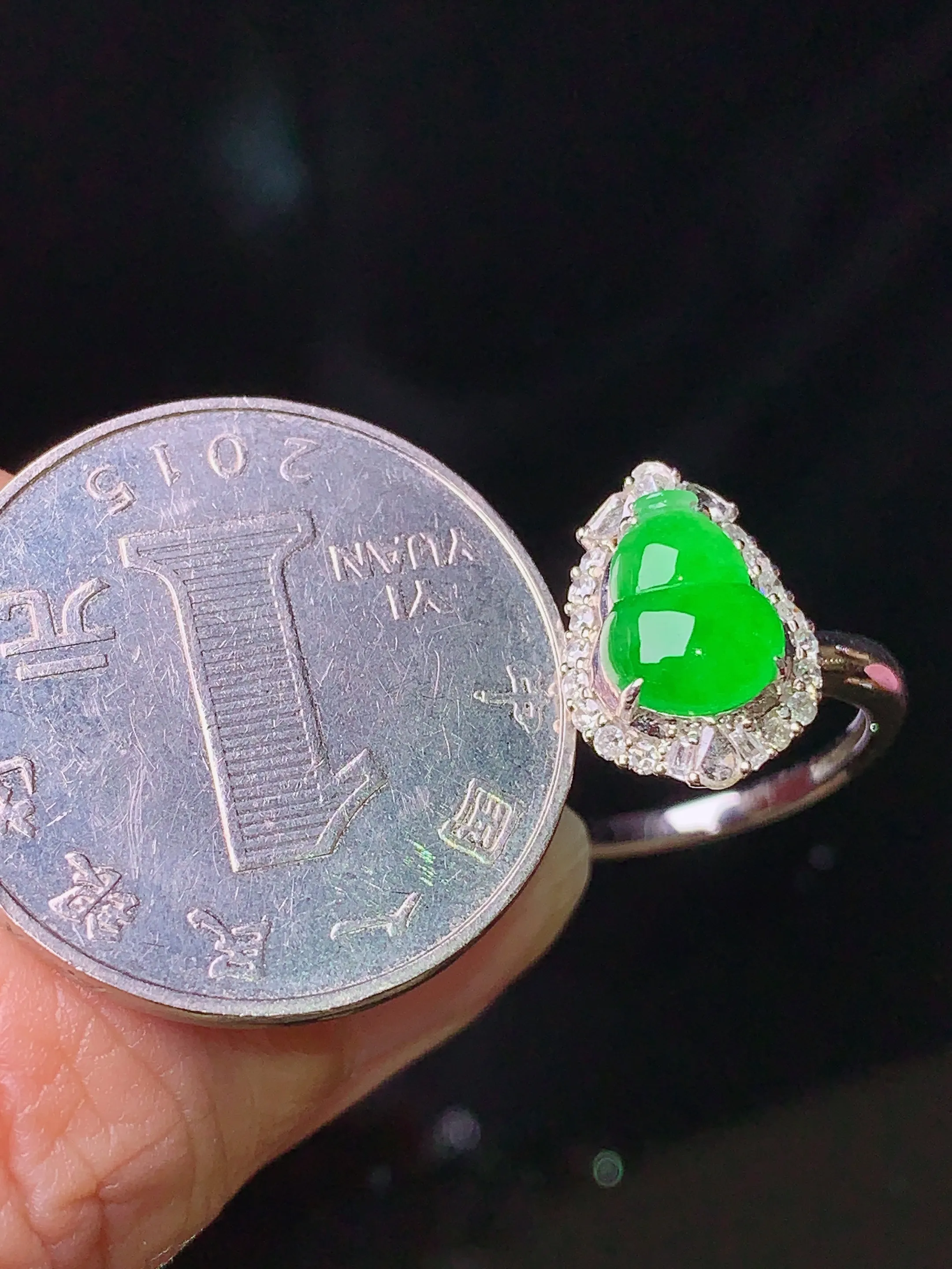 18k金钻镶嵌翠绿葫芦戒指 玉质细腻 色泽清新艳丽 圈口14 整体尺寸13.5*10*8.3