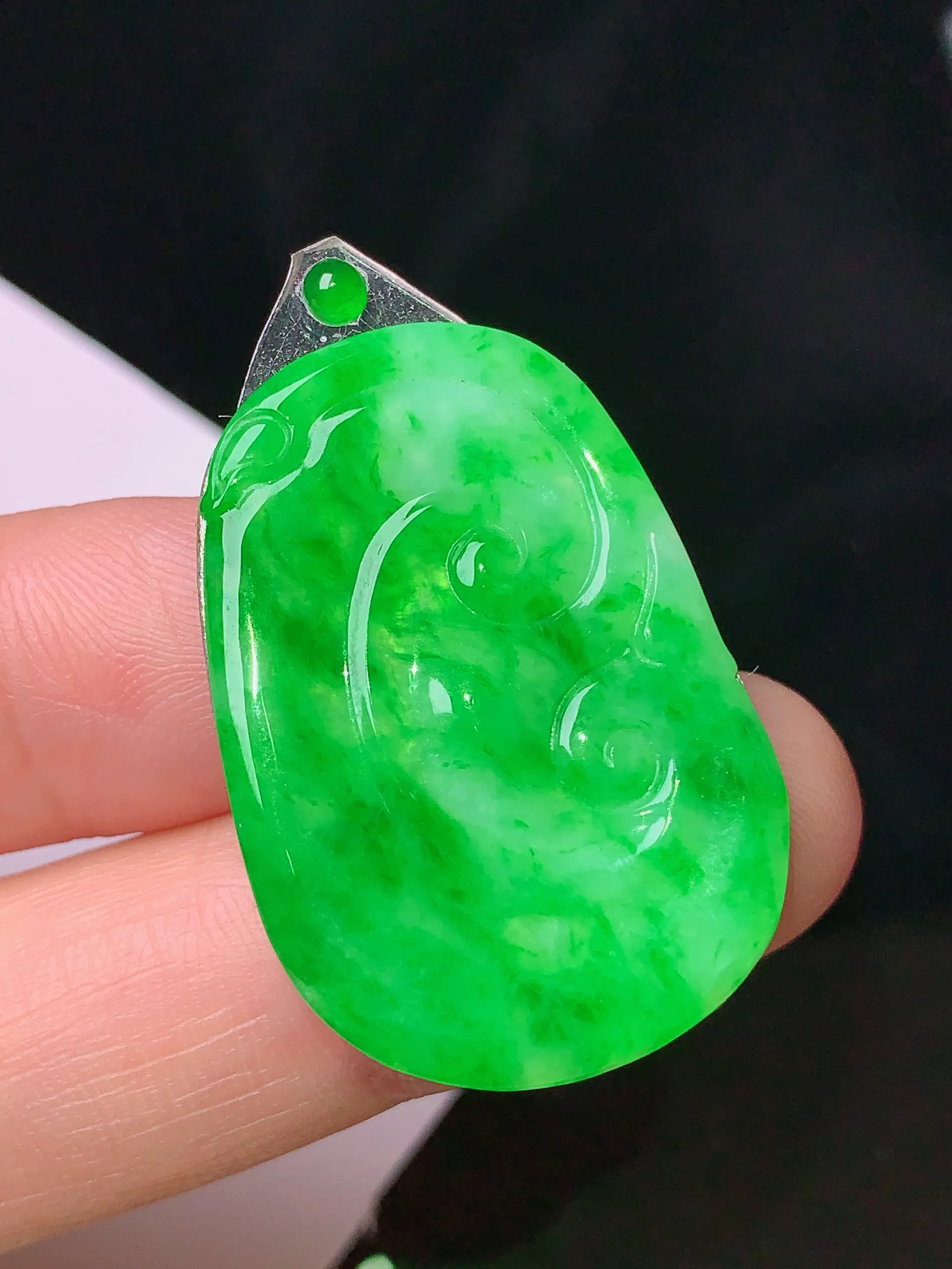 镶嵌款 翠绿如意吊坠 玉质细腻 色泽清新艳丽 整体尺寸31.5*21.8*2