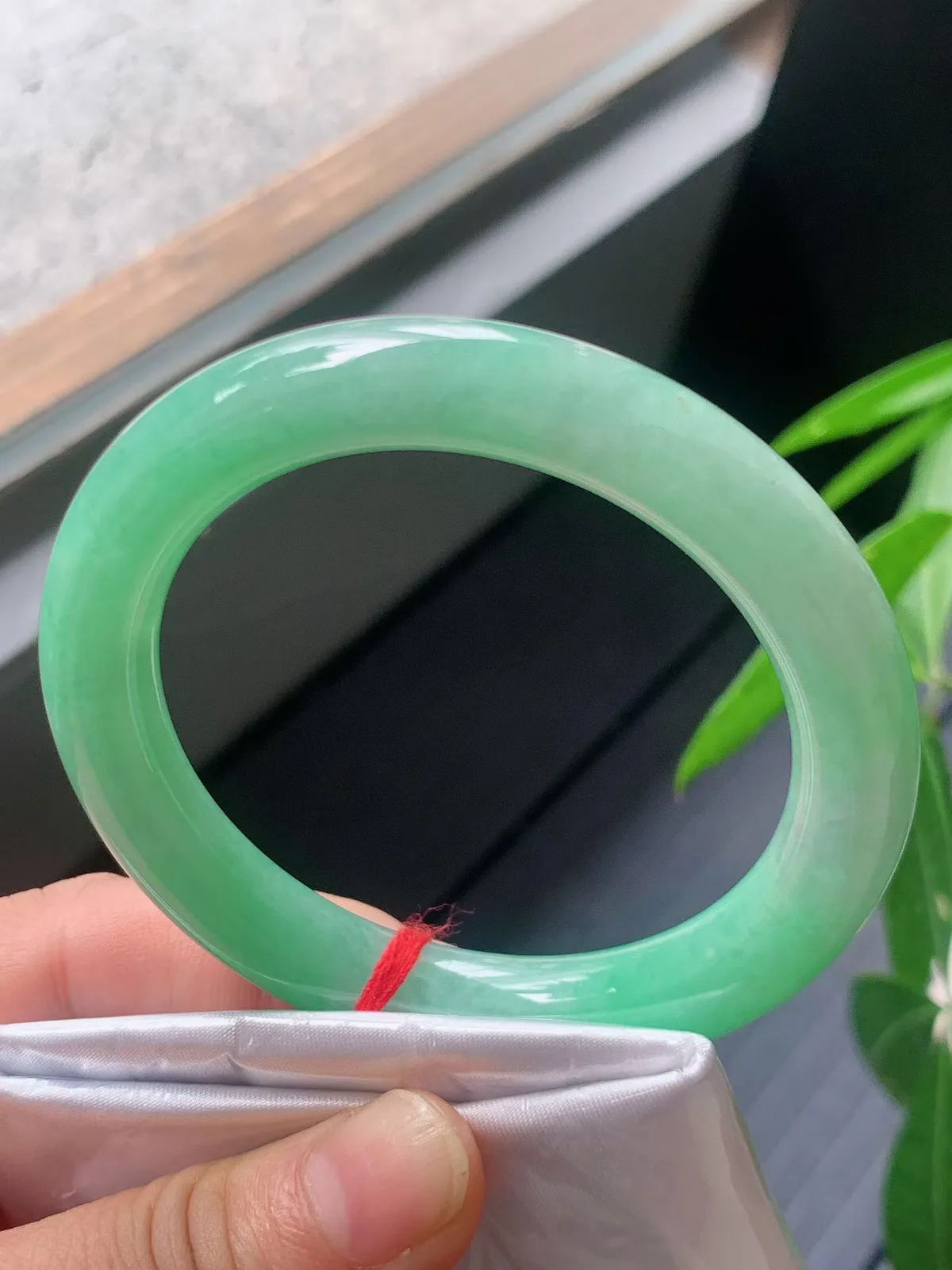 【翡翠名称】老种飘绿55圈口圆条翡翠手镯
【翡翠尺寸】55/9.4/9.5 mm适合55-57正圈口佩戴
【翡翠描述】缅甸天然翡翠A货，种老水足，玉质细腻，色泽靓丽，性价比高，佩戴效果好！