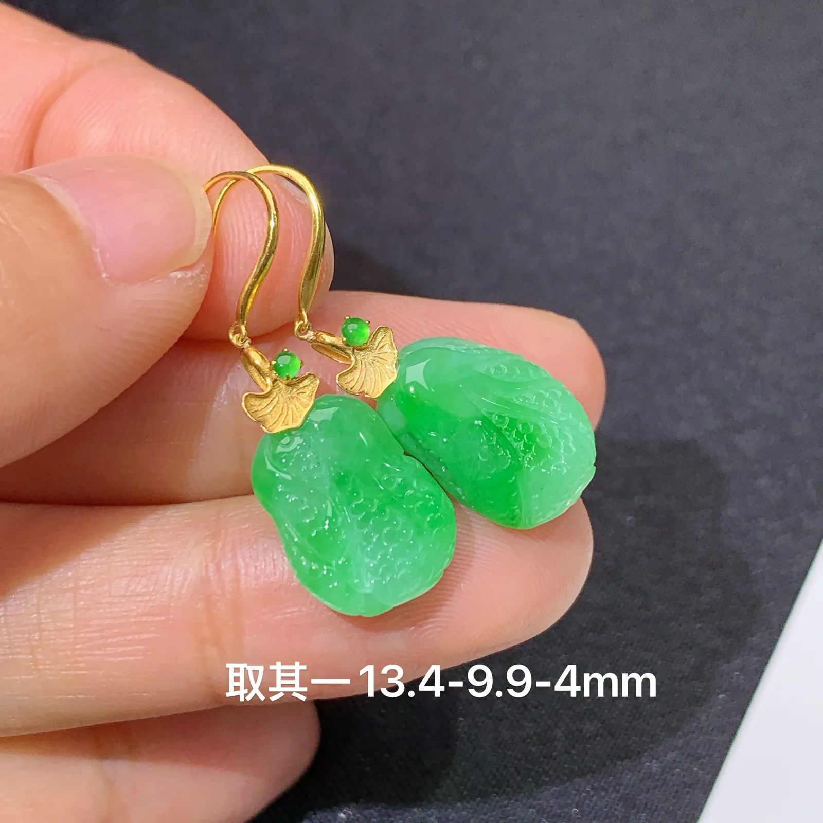 冰甜绿白菜耳坠，18k金镶嵌，简约时尚，冰润色阳，种水足 尺寸13.4*9.9*4