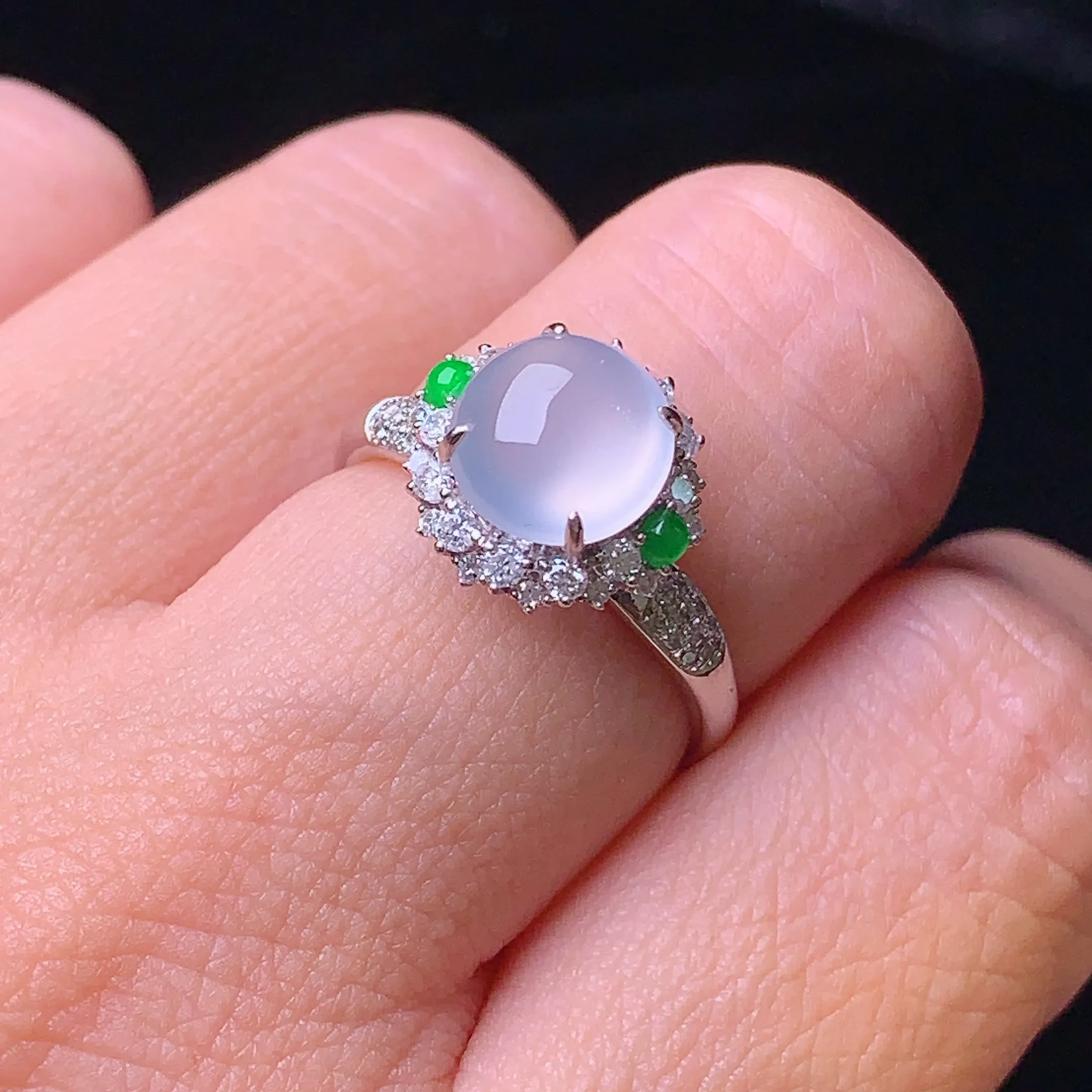 18k金钻镶嵌冰种蛋面戒指 玉质细腻 色泽清新艳丽 圈口14 整体尺寸11.3*11.7*9.8