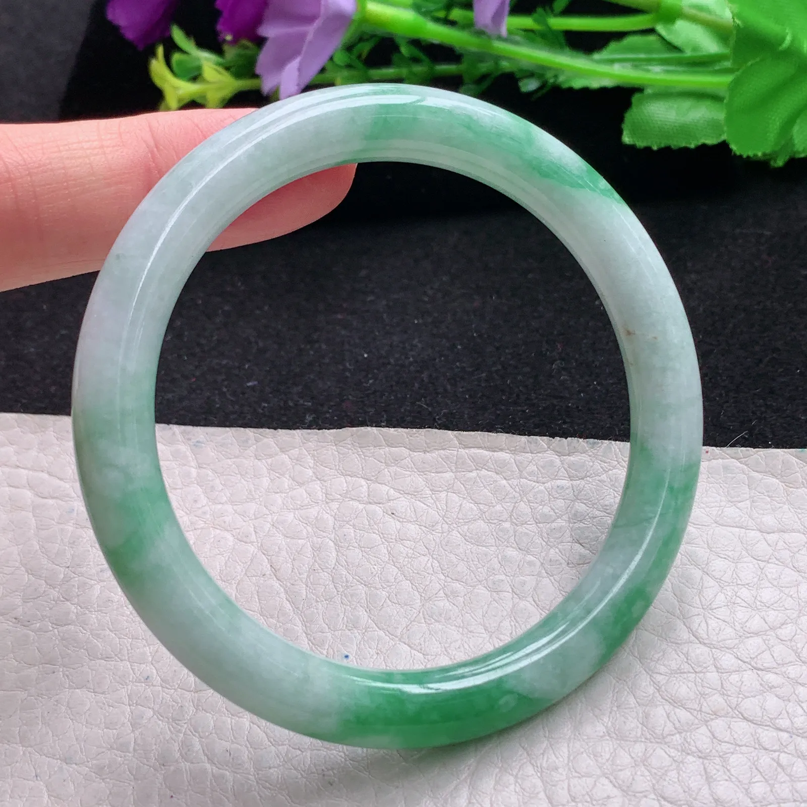 yh自然光57*8*8.3叮当镯 缅甸翡翠玉手镯飘绿秀气圆条玉手环