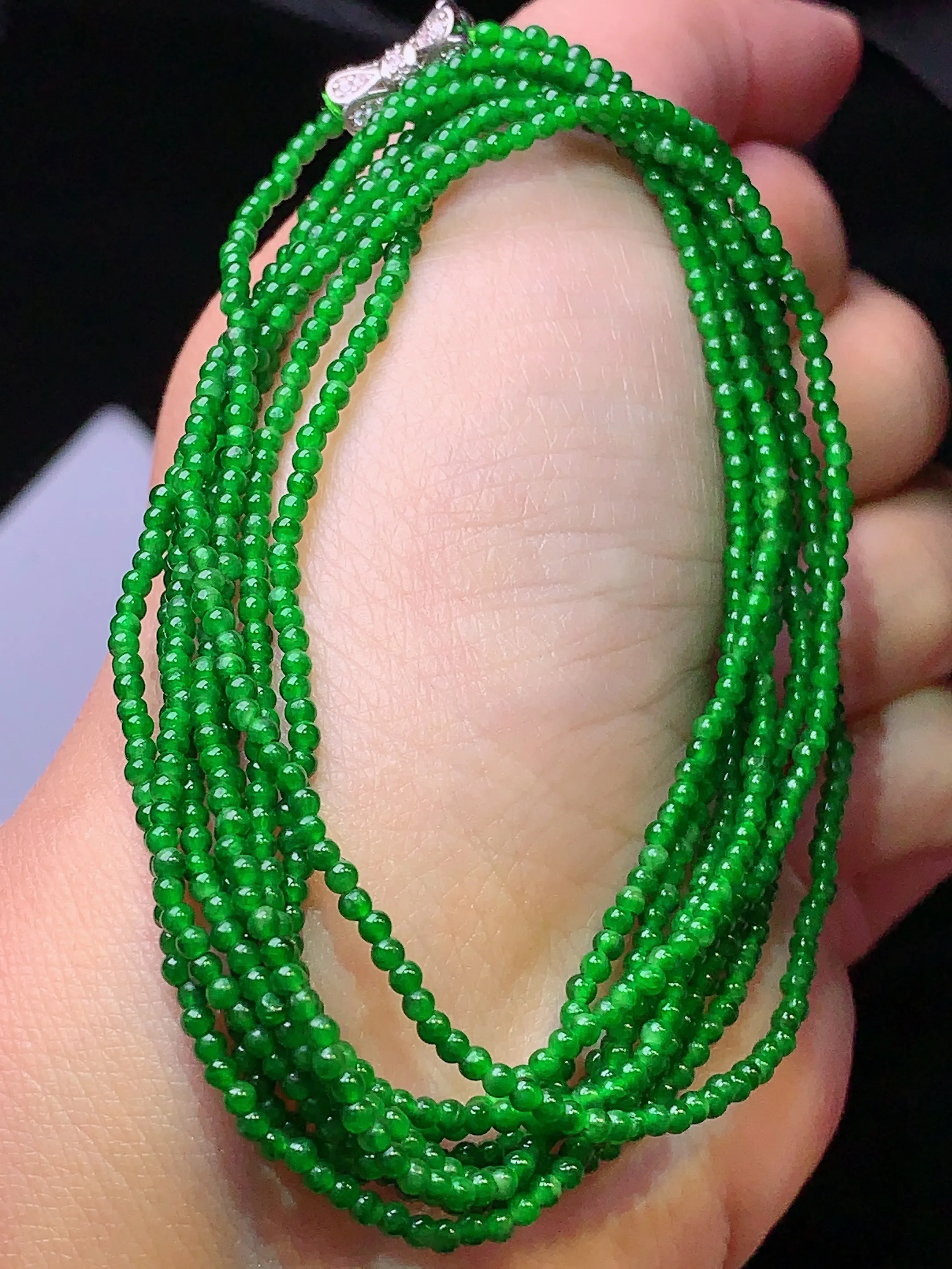 满绿圆珠小米珠 玉质细腻 色泽清新艳丽 整体尺寸2 总长160cm 可做手链 项链 耳坠等