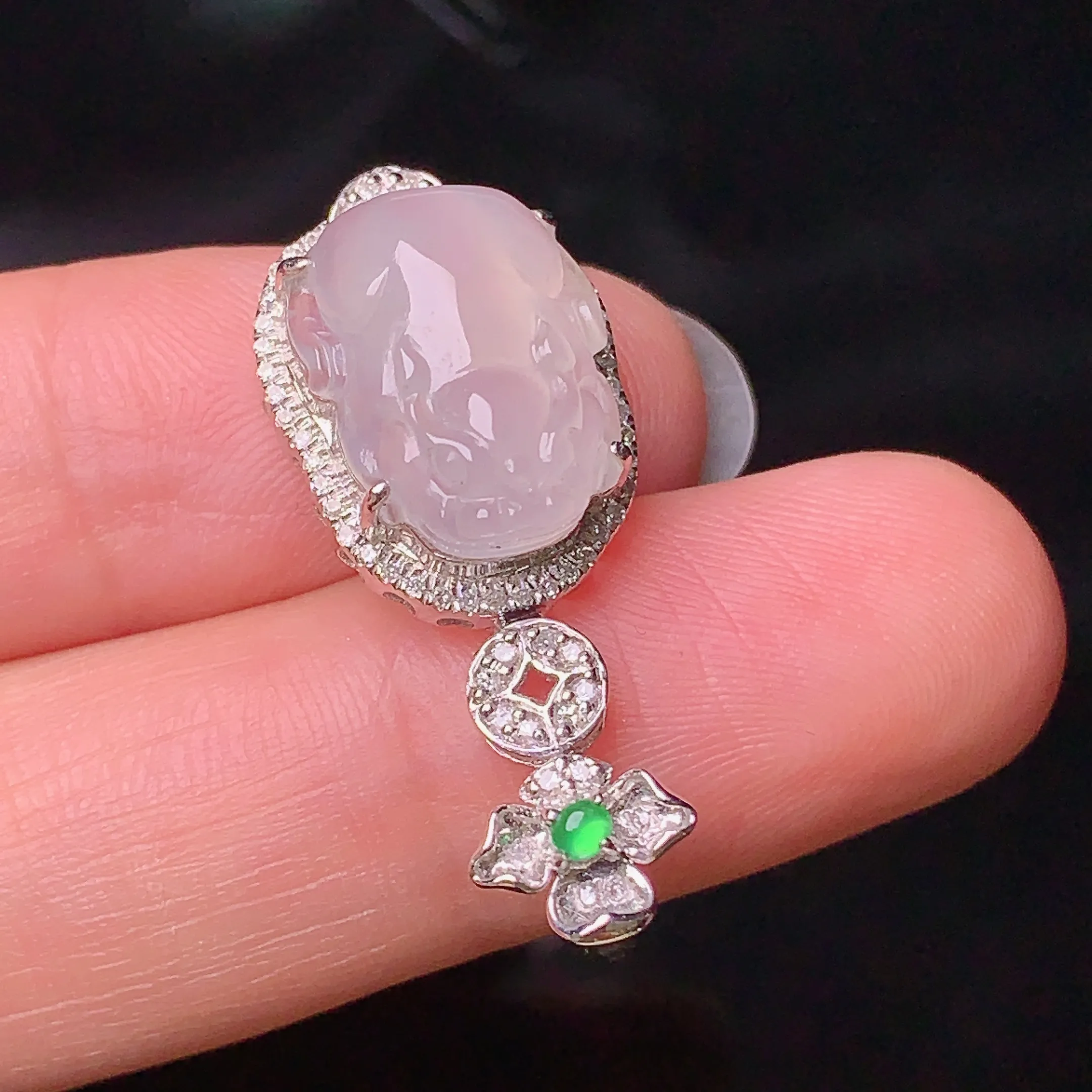 18k金钻镶嵌冰种貔貅吊坠 玉质细腻 色泽清新艳丽 整体尺寸29.5*12.8*8.5