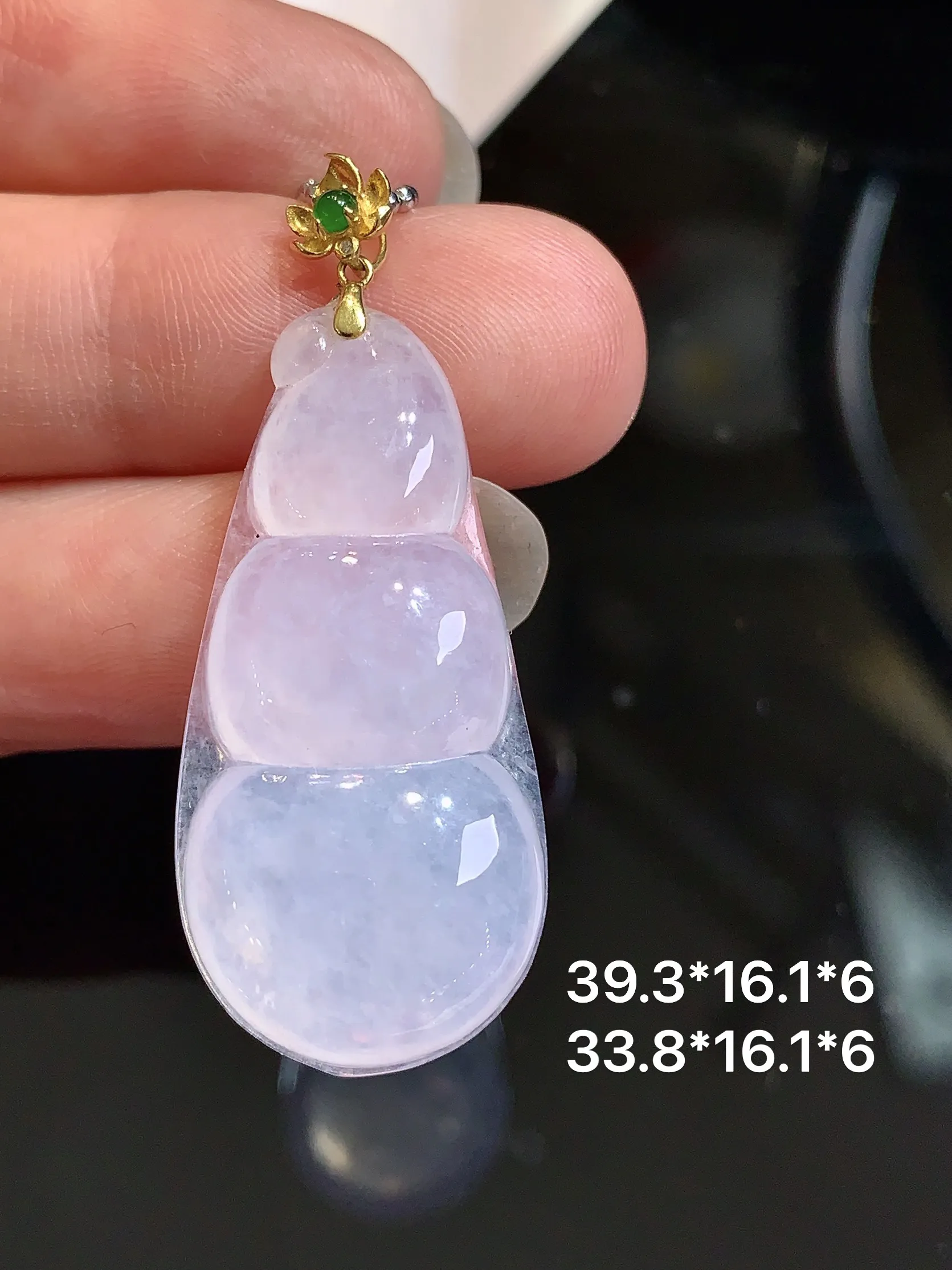 18k金钻镶嵌冰种四季豆吊坠 玉质细腻 色泽清新艳丽 整体尺寸39.3*16.1*6