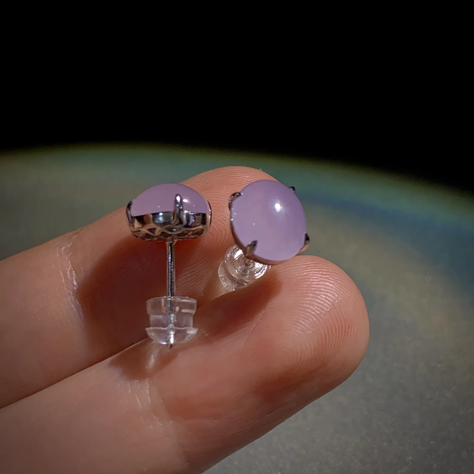 冰紫翡翠蛋面简镶耳钉，裸石约8.5-7.5-4mm，
18K金镶嵌，