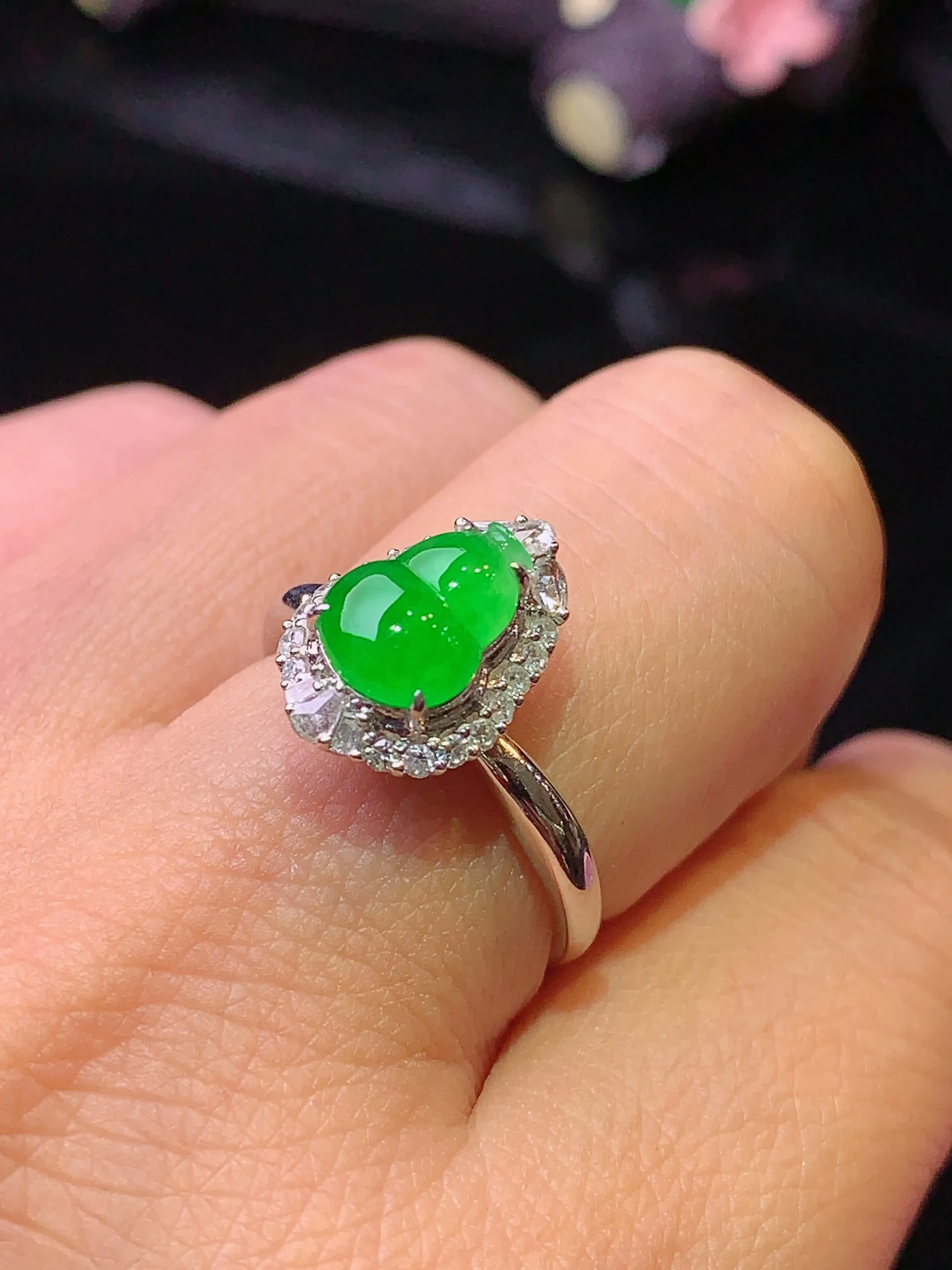 18k金钻镶嵌翠绿葫芦戒指 玉质细腻 色泽清新艳丽 圈口14 整体尺寸13.5*10*8.3