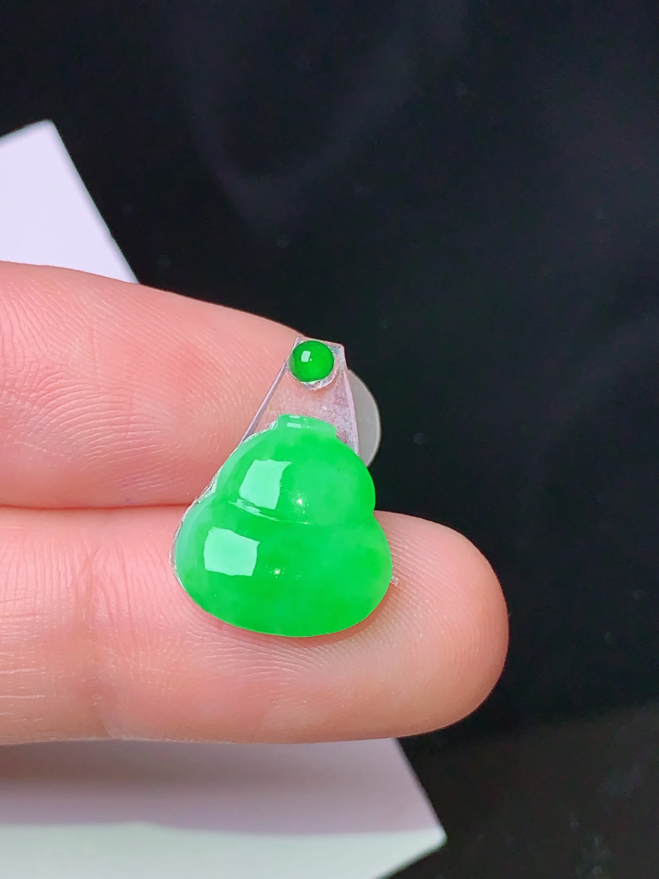 镶嵌款 翠绿葫芦吊坠 玉质细腻 色泽清新艳丽 整体尺寸12.8*12*2.3