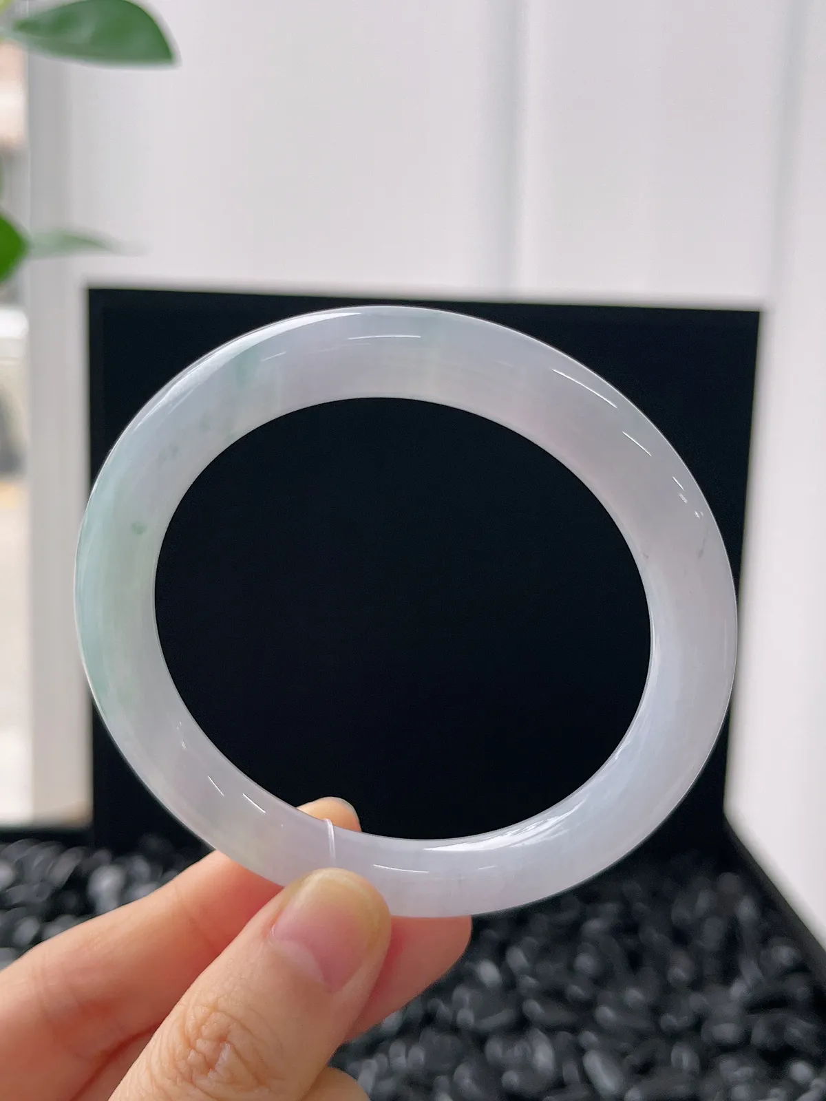 圆镯55.6圈口，翡翠冰糯种飘花手镯