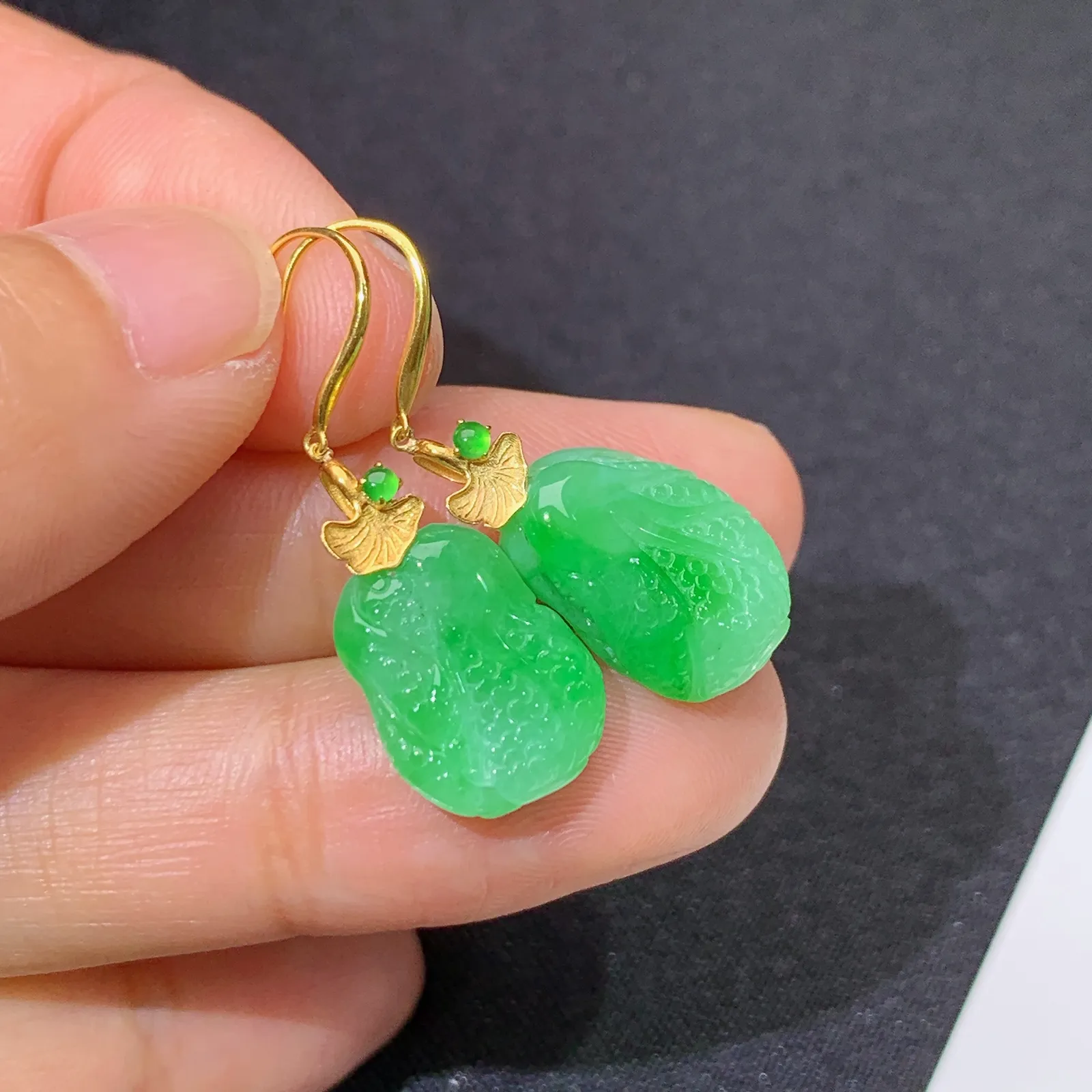 冰甜绿白菜耳坠，18k金镶嵌，简约时尚，冰润色阳，种水足 尺寸13.4*9.9*4