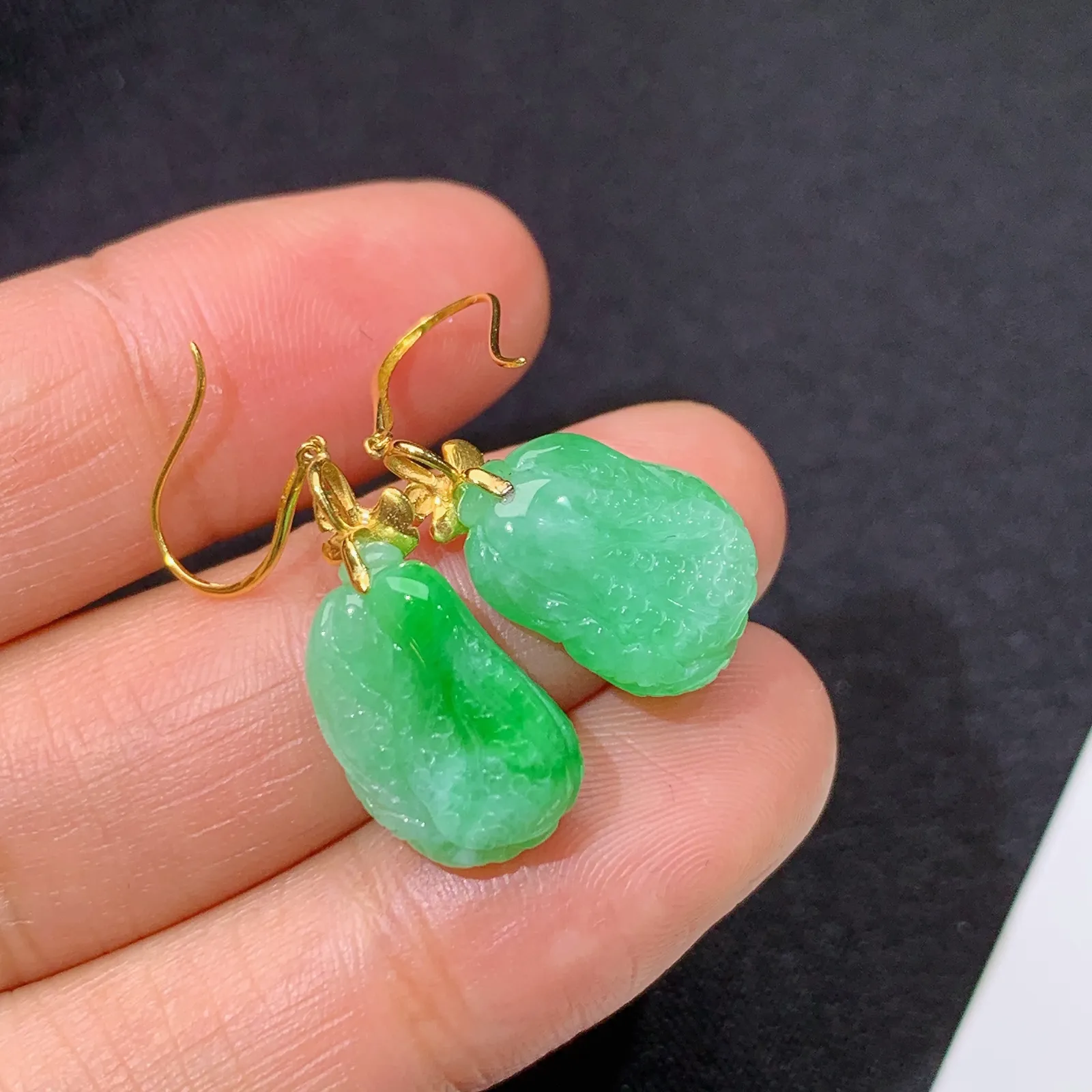 冰甜绿白菜耳坠，18k金镶嵌，简约时尚，冰润色阳，种水足 尺寸13.4*9.9*4