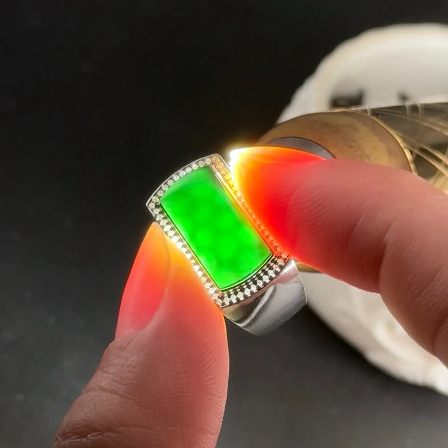 精品18k白金满钻马鞍男戒 种好色正 黑度极好 打灯通透 油性十足