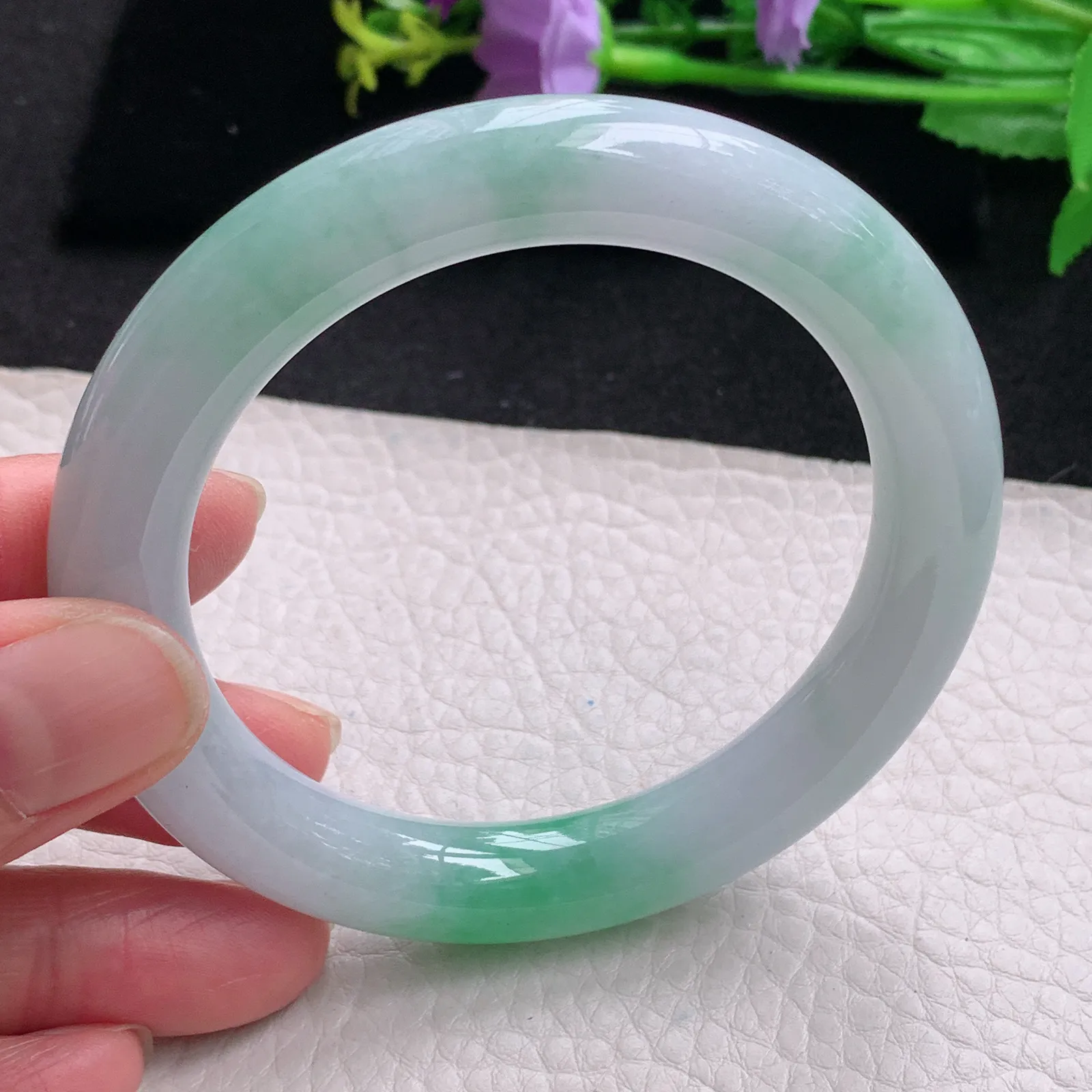 js自然光57*10.3美人镯 缅甸翡翠玉手镯飘绿水润圆条玉手环 美人镯