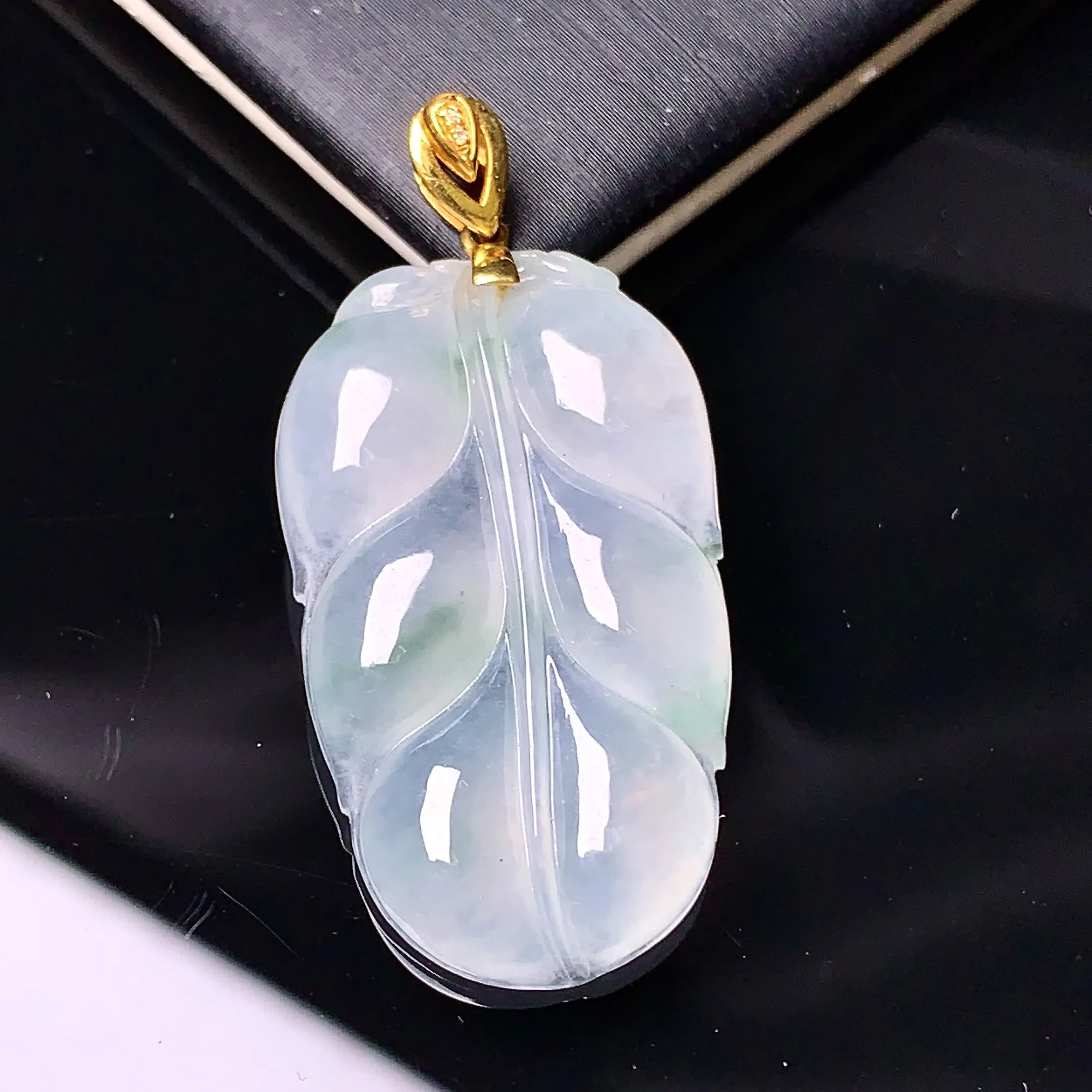 18k金镶嵌冰种树叶吊坠 玉质细腻 色泽清新艳丽 整体尺寸37.3*18*4