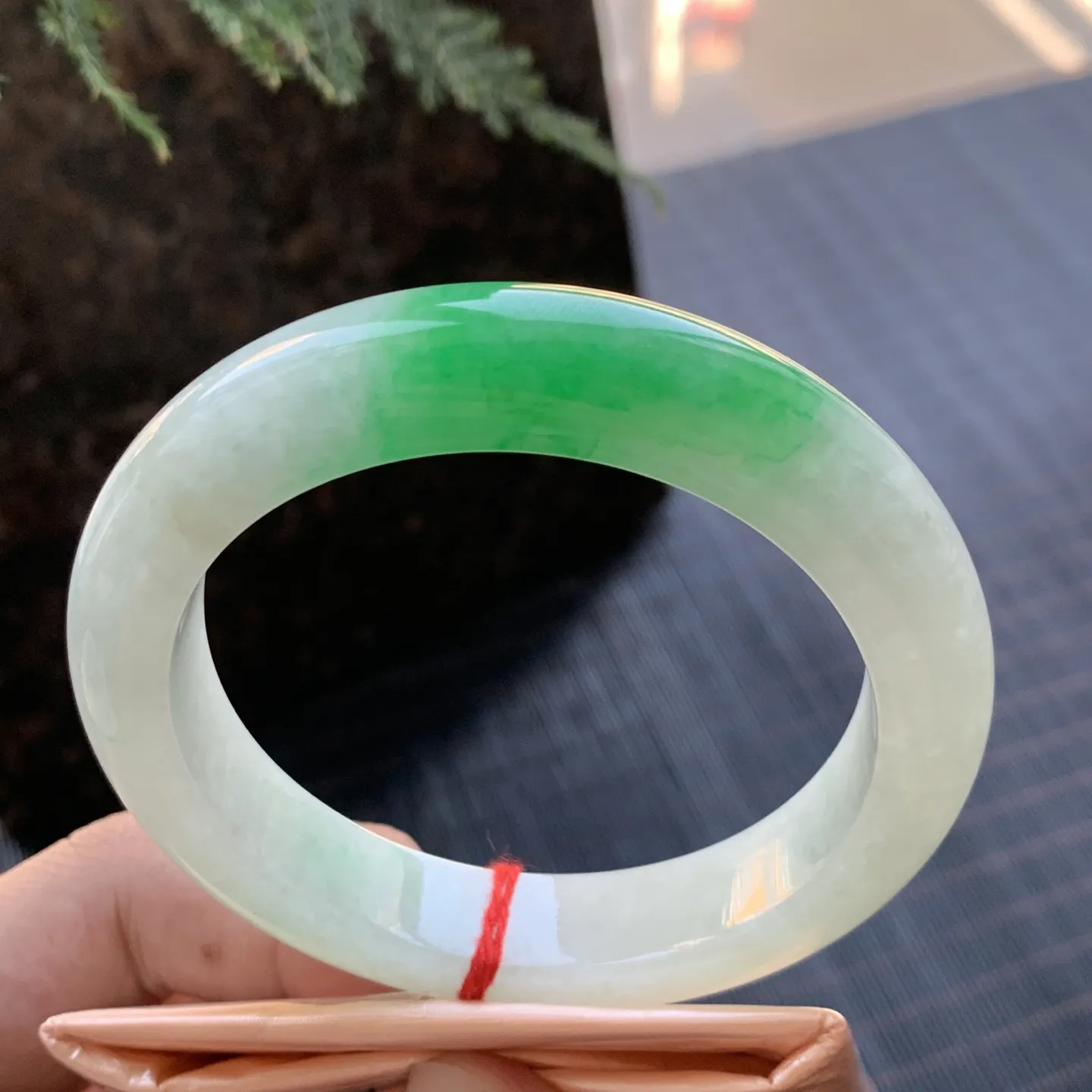 正圈冰糯阳绿 无瑕 尺寸:57.1/12.4/9.7 色好 大圈口
