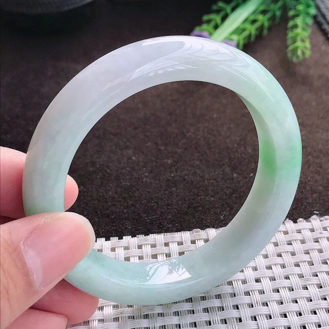 天然a货翡翠55.5/12.3/9老坑精美温润飘绿手镯宽边翡翠玉手镯