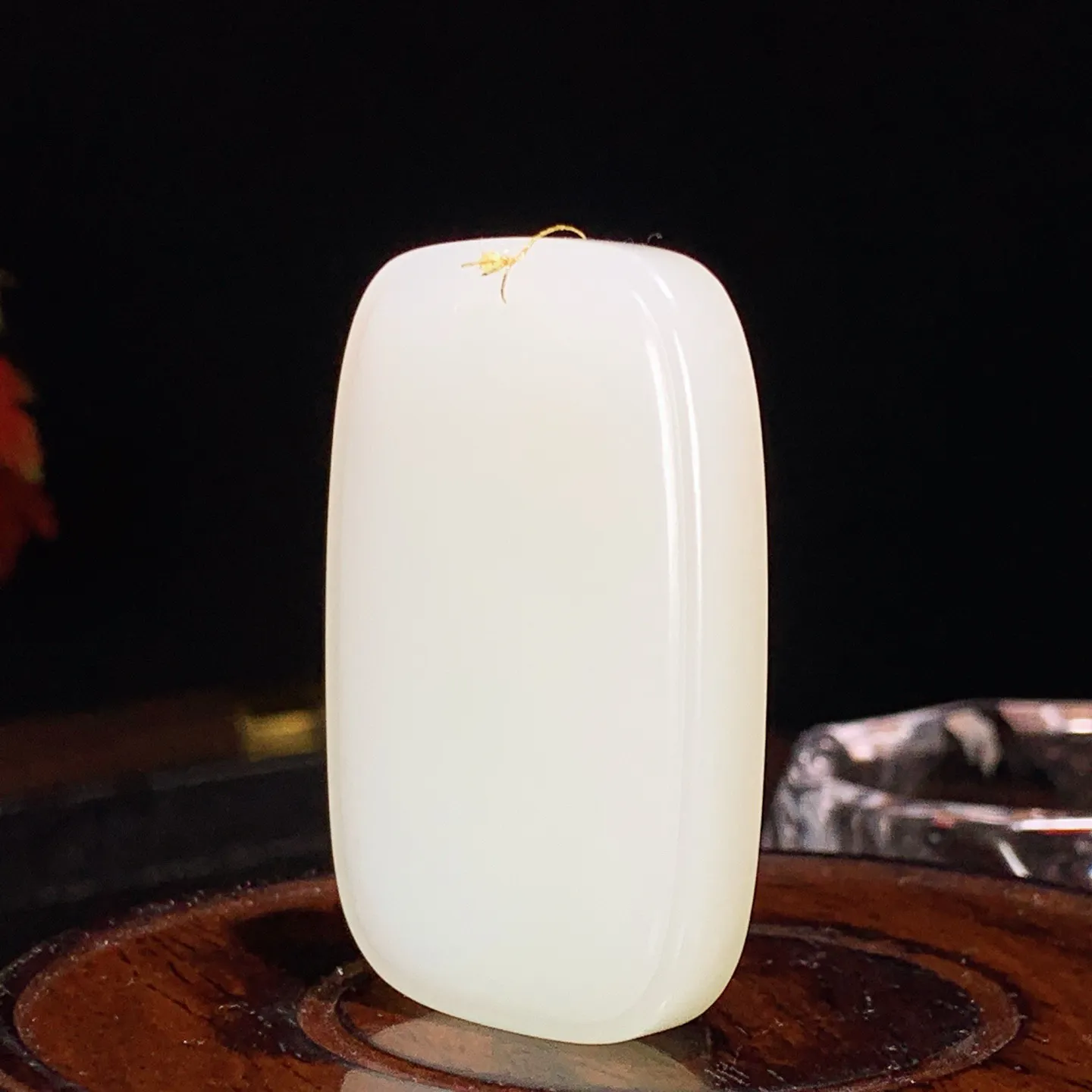 新疆和田玉白玉平安无事牌挂件。尺寸49/32/9重37.3克。玉质细腻油润。手推出油。佩戴高端典雅。lt251115