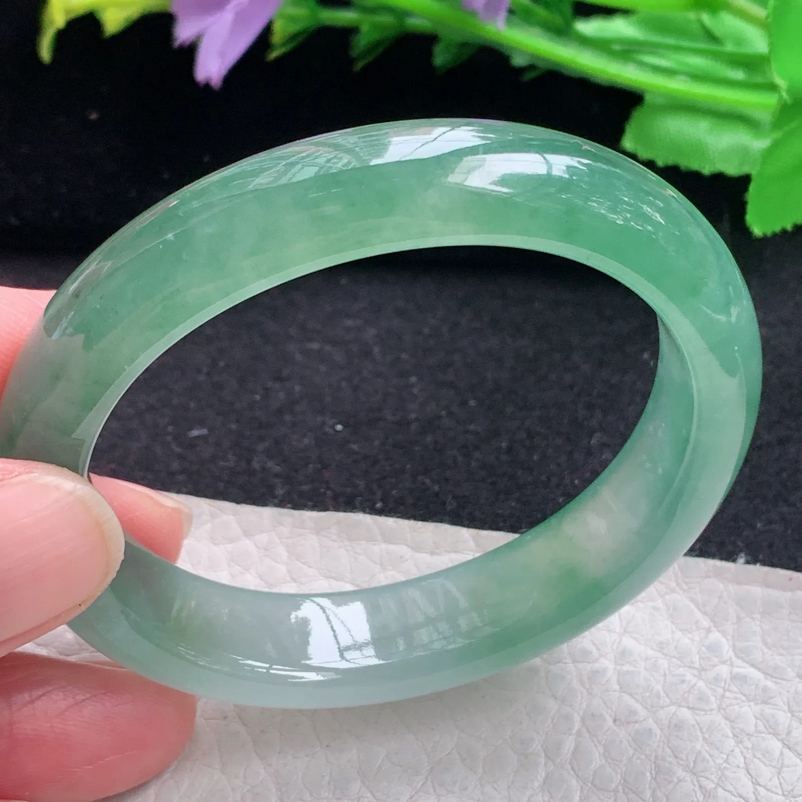 xo小圈口53*45*12.6*7.8贵妃镯 缅甸翡翠玉手镯冰绿起光秀气蛋形宽边玉手环