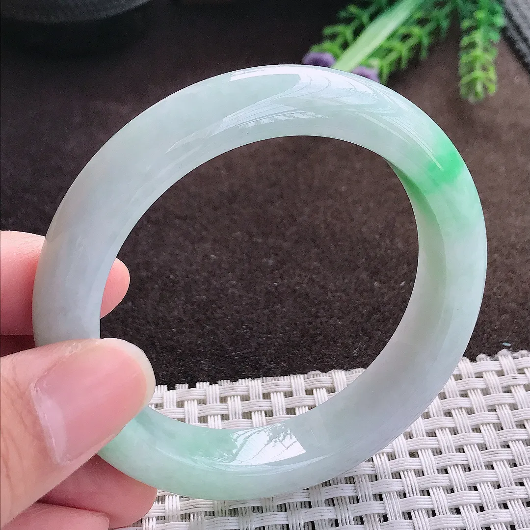 天然a货翡翠55.5/12.3/9老坑精美温润飘绿手镯宽边翡翠玉手镯