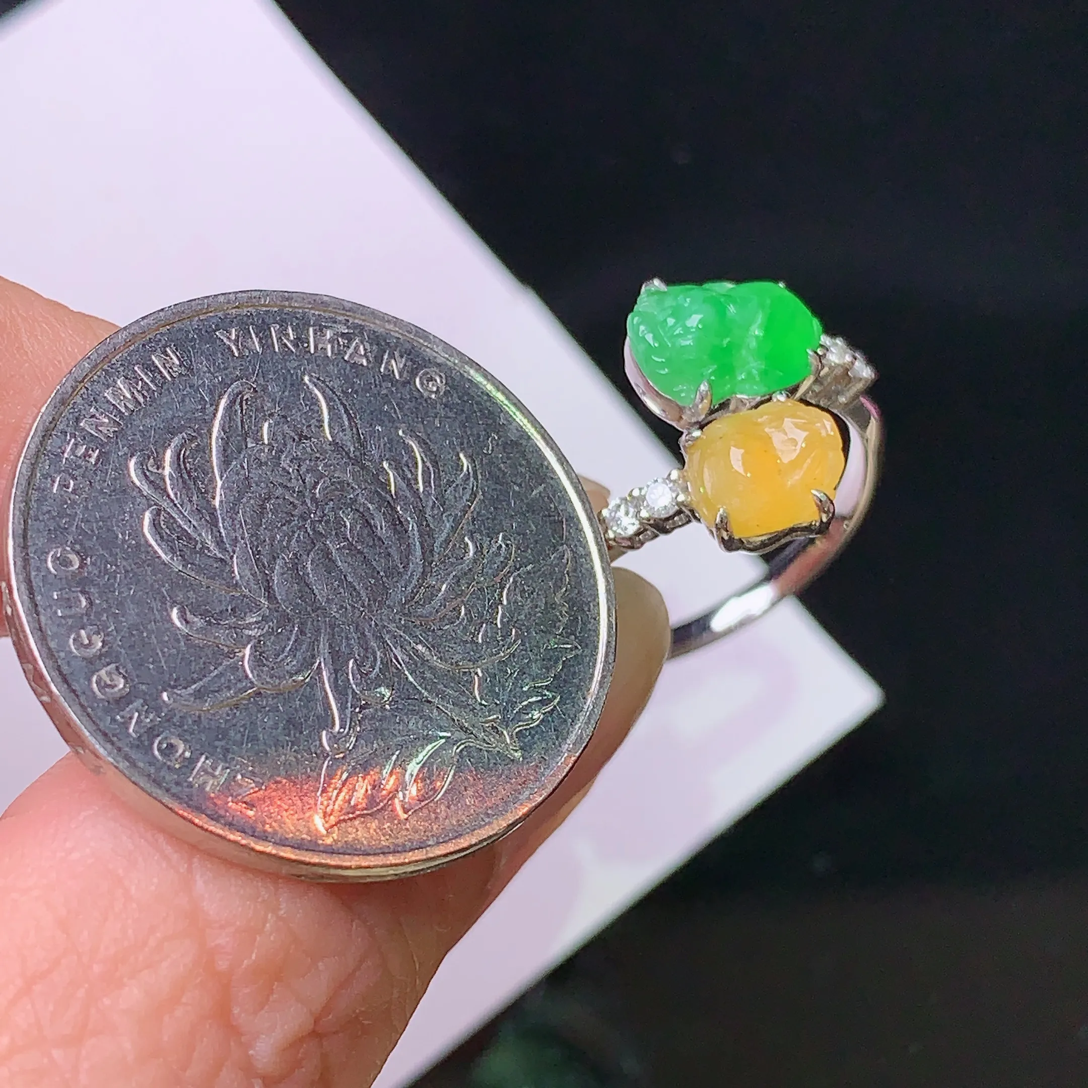 18k金钻镶嵌黄绿戒指 玉质细腻 色泽清新艳丽 圈口12.5 裸石尺寸8.6*5.8*3