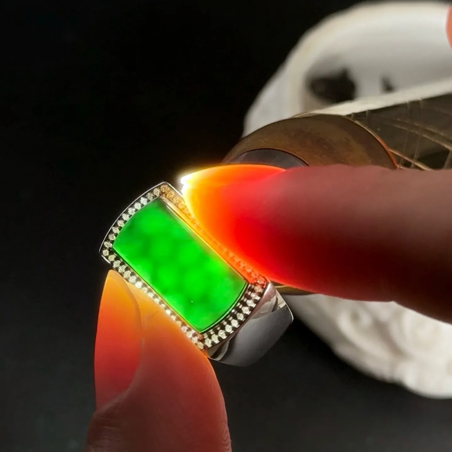 精品18k白金满钻马鞍男戒 种好色正 黑度极好 打灯通透 油性十足