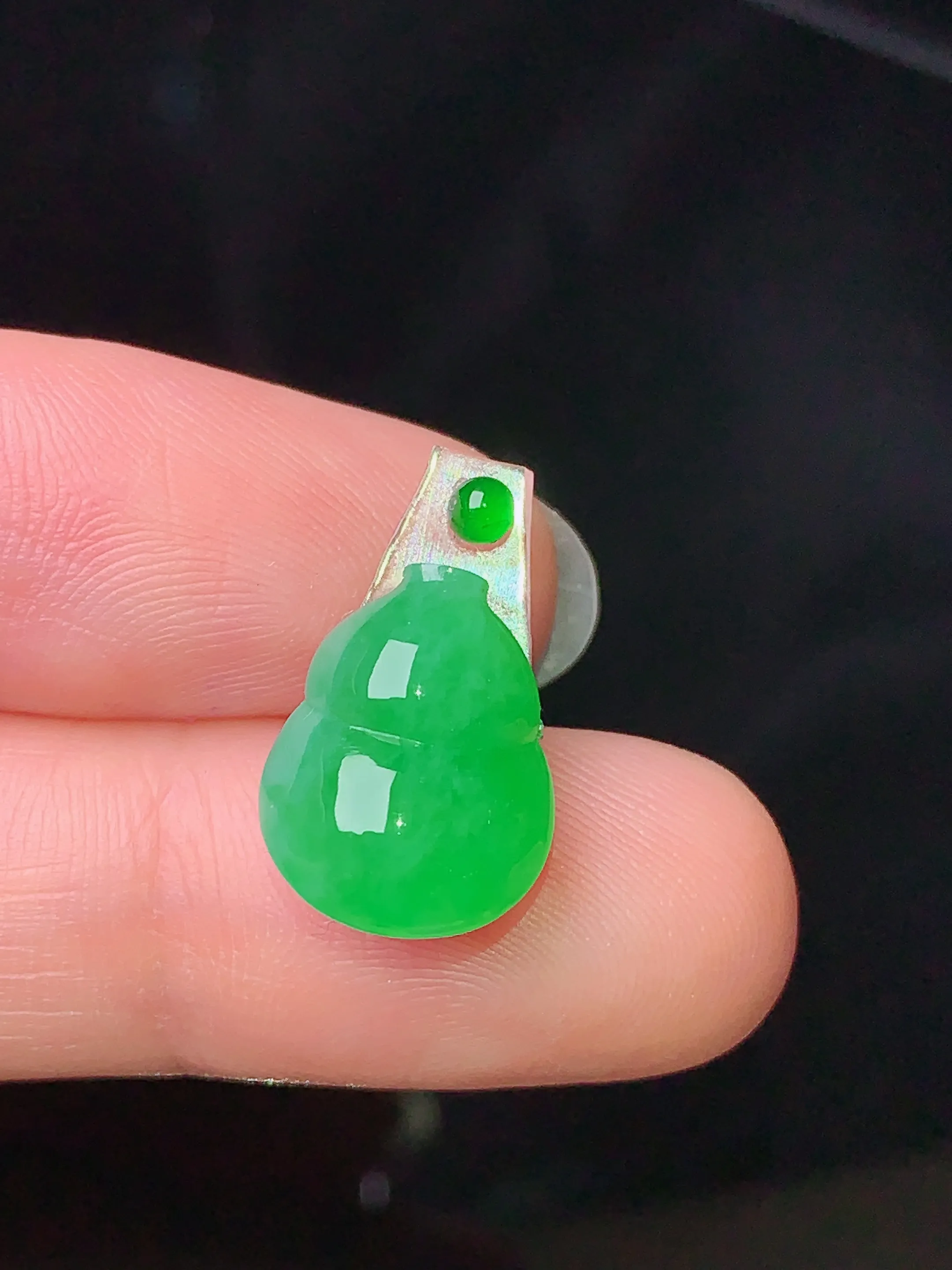 镶嵌款 翠绿葫芦吊坠 玉质细腻 色泽清新艳丽 整体尺寸13.5*10.5*4.5