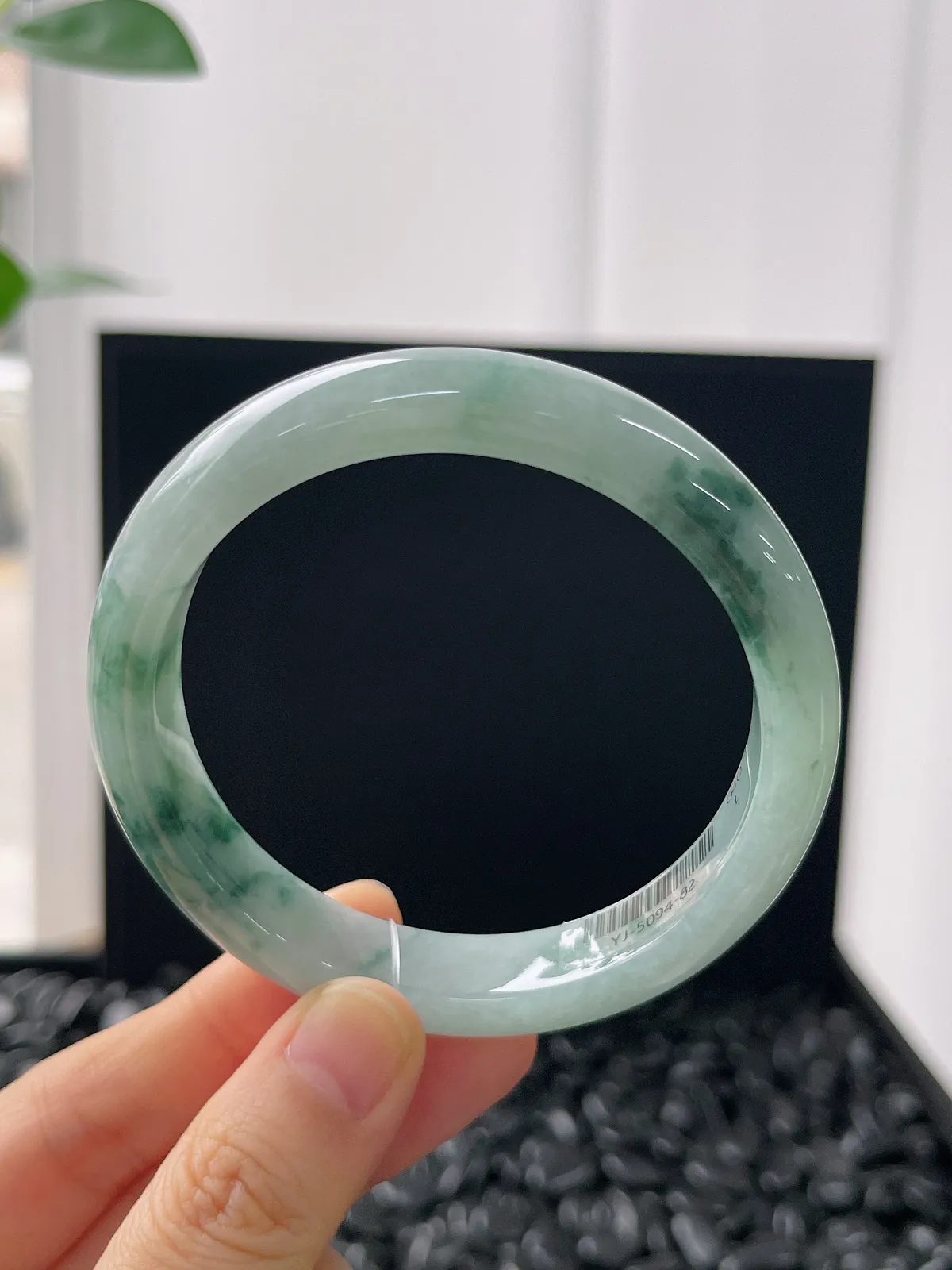 正圈56.8圈口，翡翠糯化种淡绿色手镯